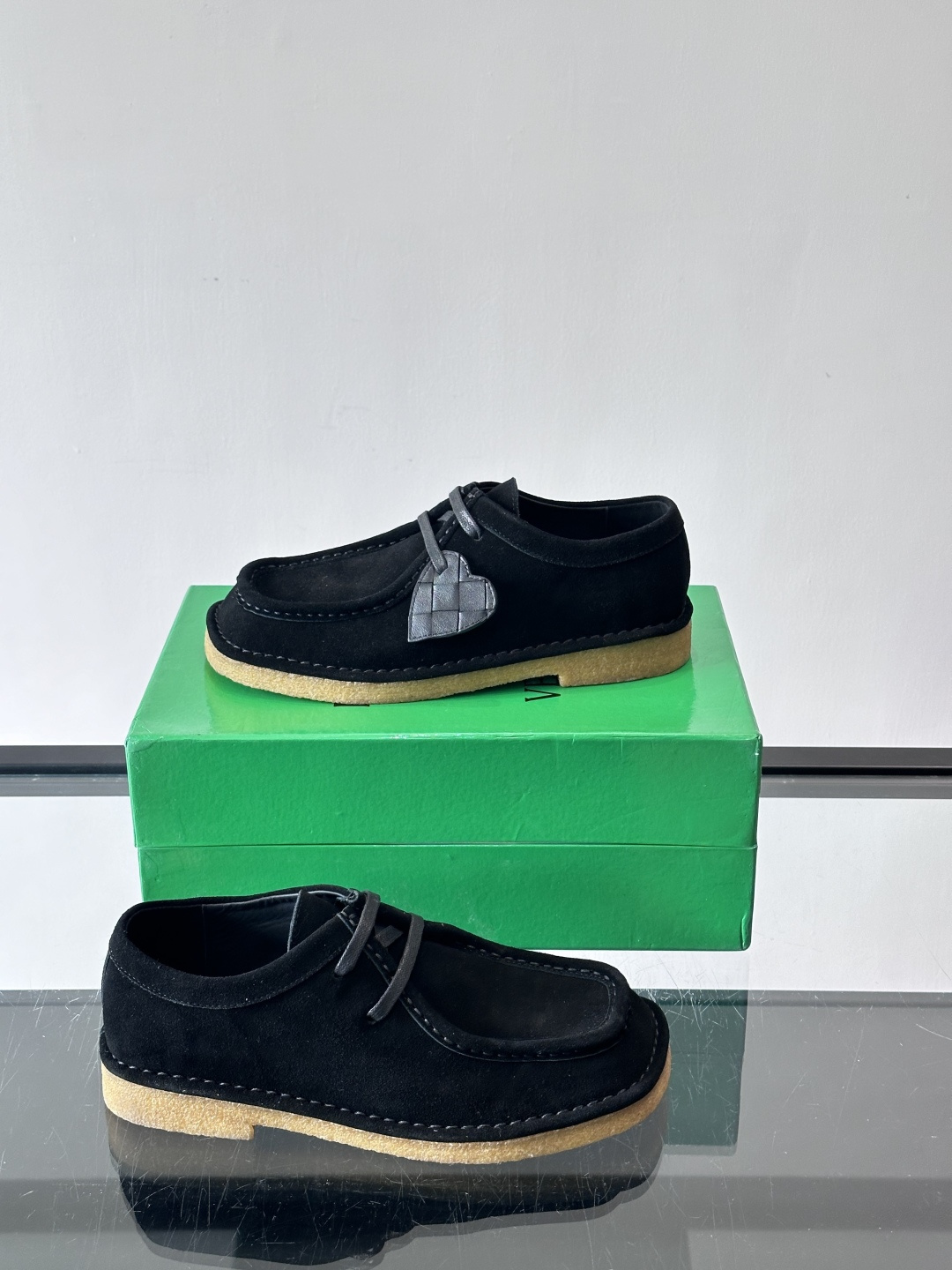 Bottega Veneta 情侣款👫薄底德比鞋🖤采用高品质绒面革，经典编织纹理低调又有质感。橡胶鞋底耐