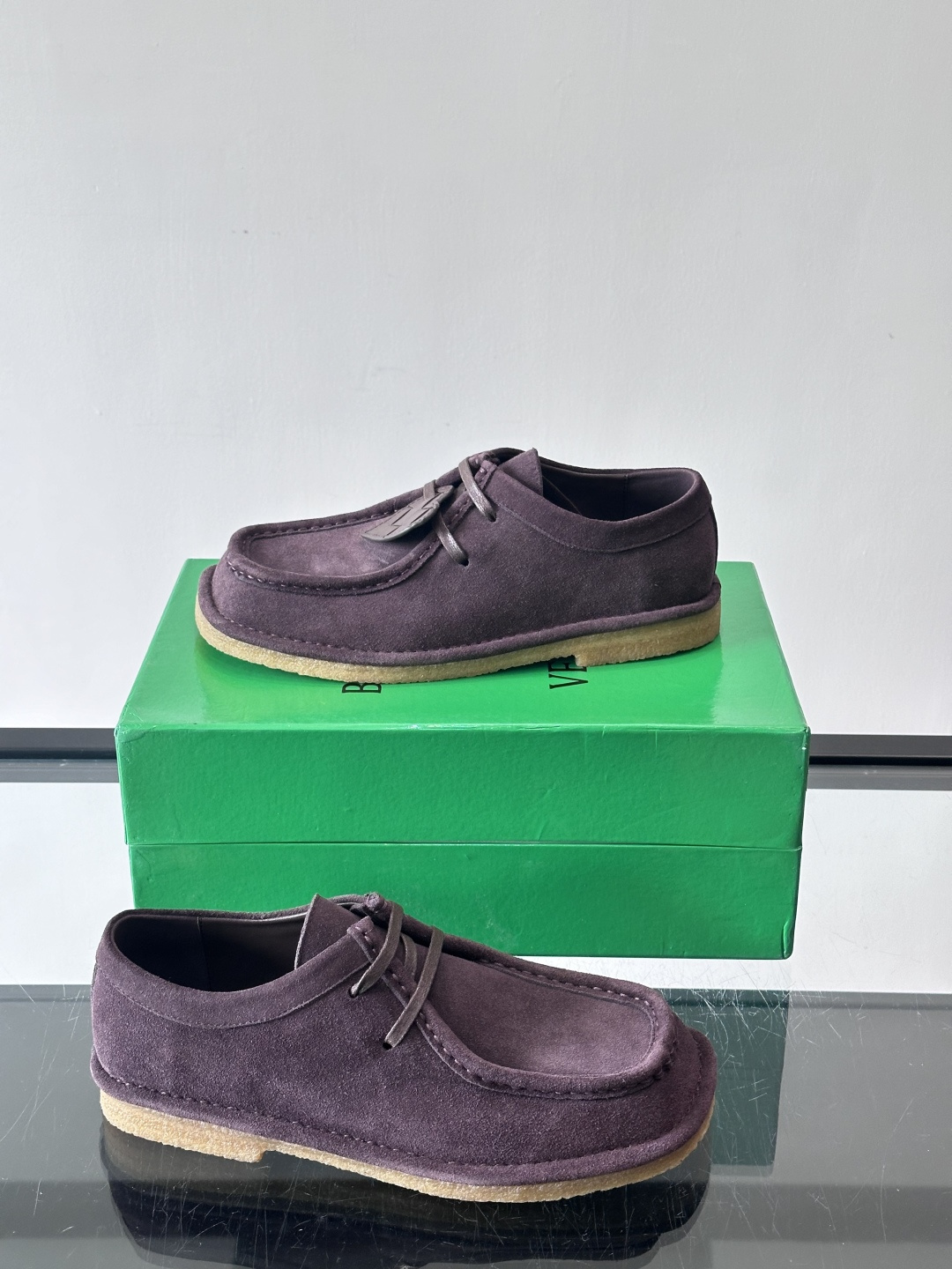 Bottega Veneta 情侣款👫薄底德比鞋🖤采用高品质绒面革，经典编织纹理低调又有质感。橡胶鞋底耐