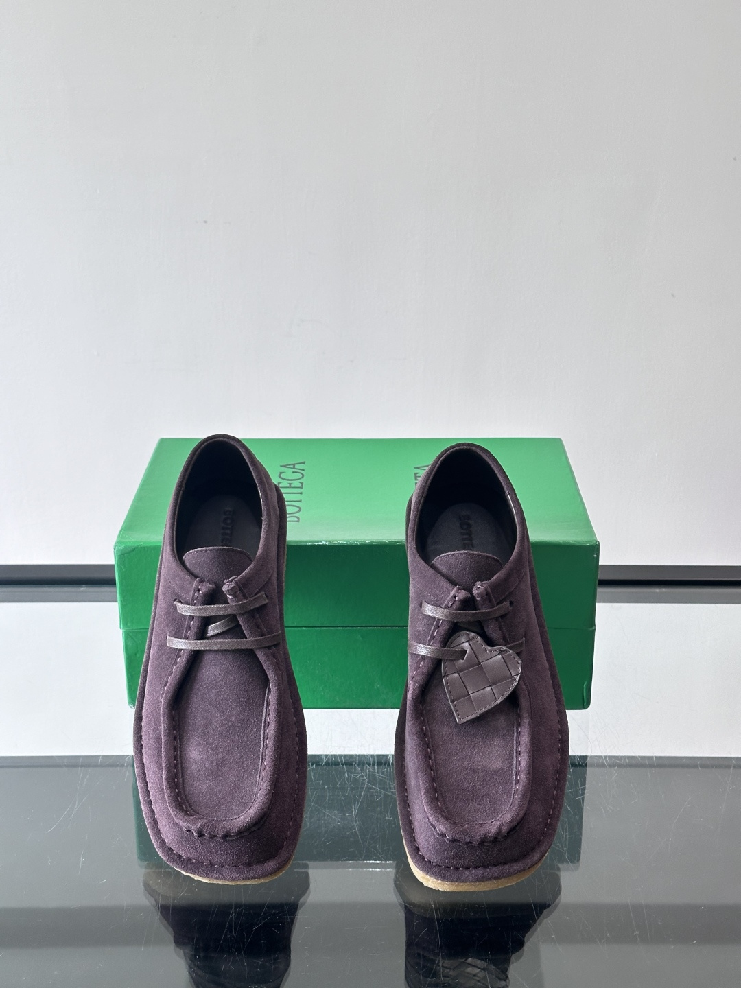 Bottega Veneta 情侣款👫薄底德比鞋🖤采用高品质绒面革，经典编织纹理低调又有质感。橡胶鞋底耐