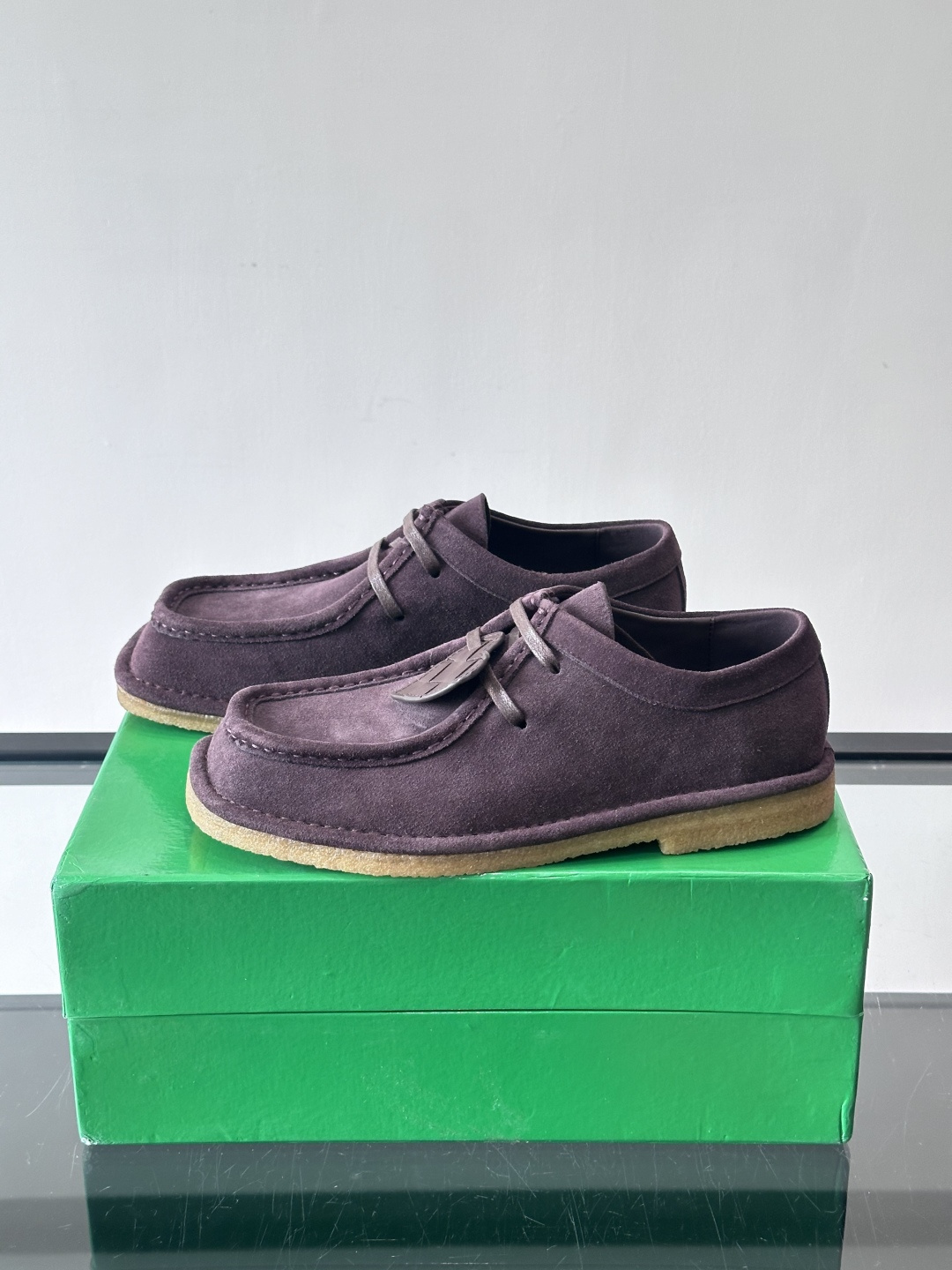 Bottega Veneta 情侣款👫薄底德比鞋🖤采用高品质绒面革，经典编织纹理低调又有质感。橡胶鞋底耐