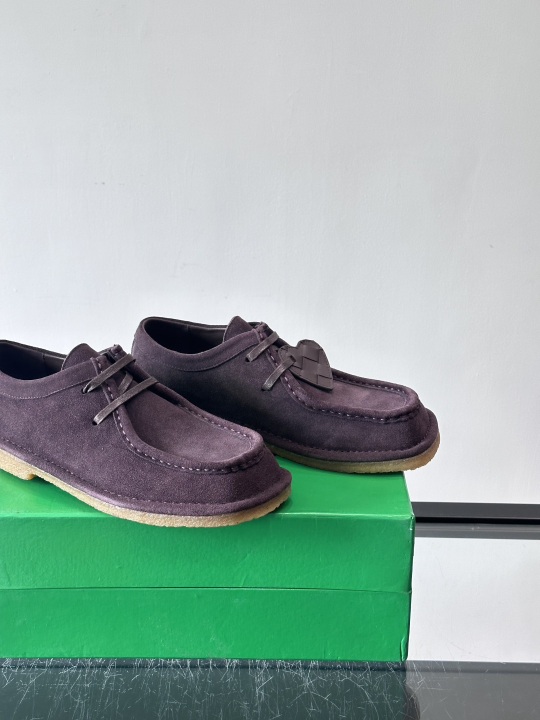 Bottega Veneta 情侣款👫薄底德比鞋🖤采用高品质绒面革，经典编织纹理低调又有质感。橡胶鞋底耐