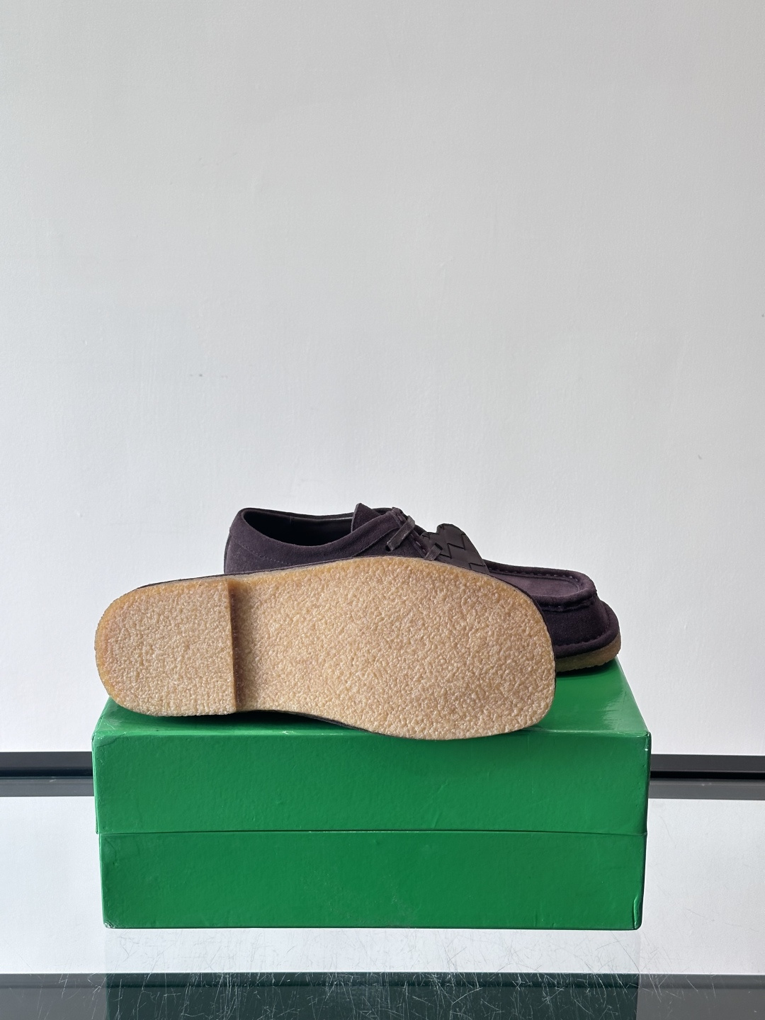 Bottega Veneta 情侣款👫薄底德比鞋🖤采用高品质绒面革，经典编织纹理低调又有质感。橡胶鞋底耐