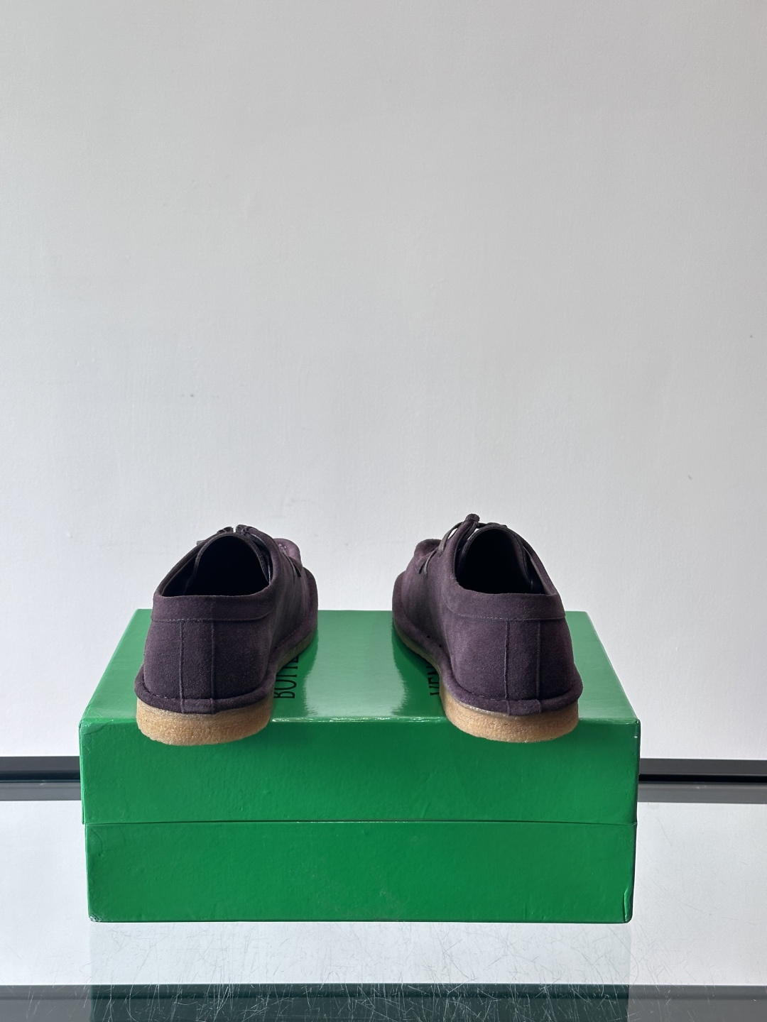 Bottega Veneta 情侣款👫薄底德比鞋🖤采用高品质绒面革，经典编织纹理低调又有质感。橡胶鞋底耐