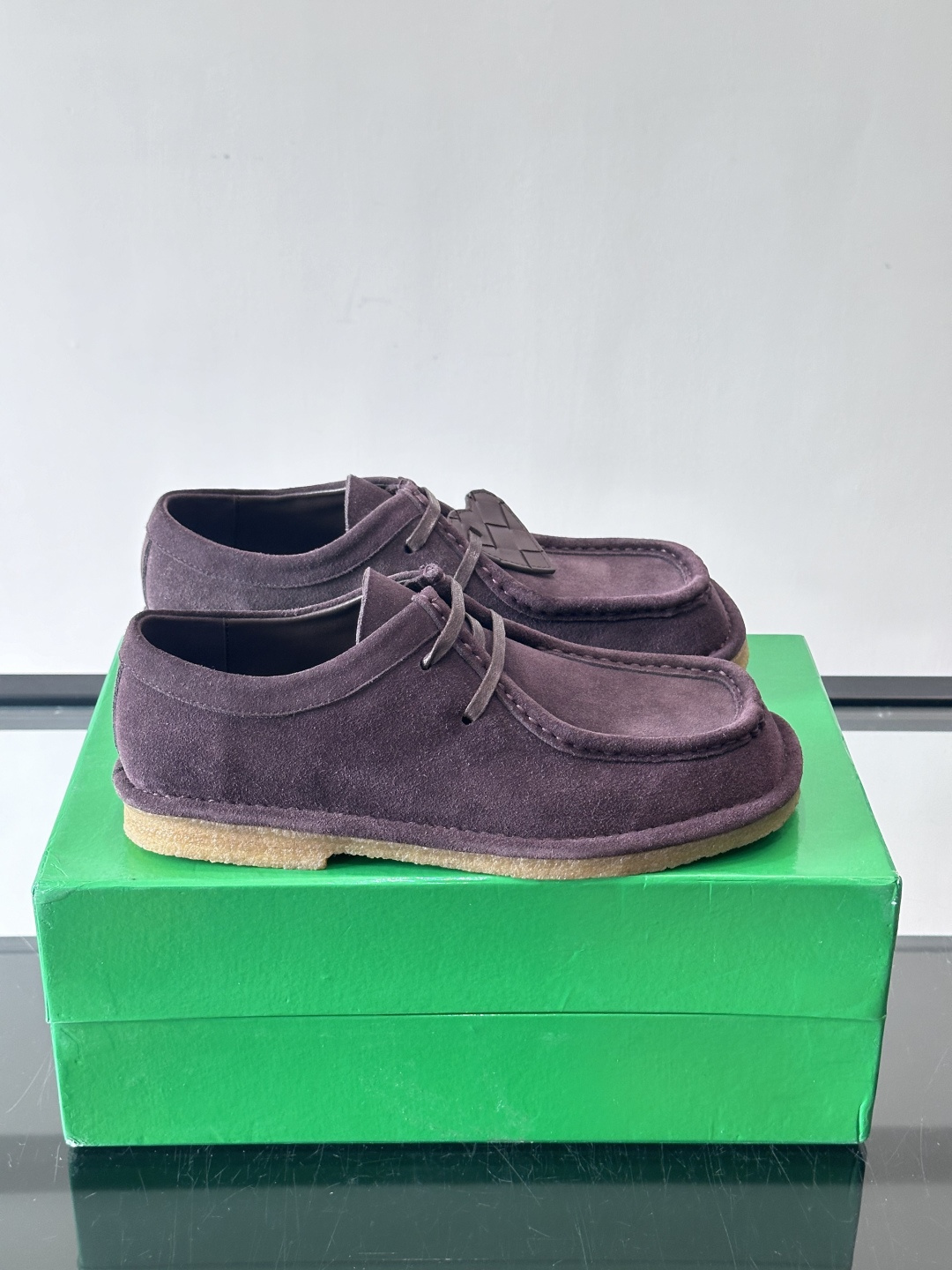 NO:620585,Bottega Veneta Couple's thin-soled derby shoes are made of high-quality suede leather, with a classic woven texture that is low-key and textured. The rubber sole is wear-resistant and non-slip, and is suitable for daily commuting or leisure. The simple and elegant design can be easily used for business and leisure. The green gift box packaging is very recognizable and full of details.  , size female 35-39 (customized at 40), male 39-44 (customized at 38.45.46.) (customized at 4730), BV leather shoes, bottega veneta, bottega veneta19860909Bottega Veneta 情侣款薄底德比鞋 采用高品质绒面革,经典编织纹理低调又有质感.橡胶鞋底耐磨防滑,日常通勤或休闲都很适合气.简约大方的设计,商务休闲都能轻松驾驭.绿色礼盒包装超有辨识度,细节满分 ,size女35-39（40定做）,男39-44（38.45.46.定做）（4730定做）,BV皮鞋,bottega veneta,bottega veneta,Men's shoes