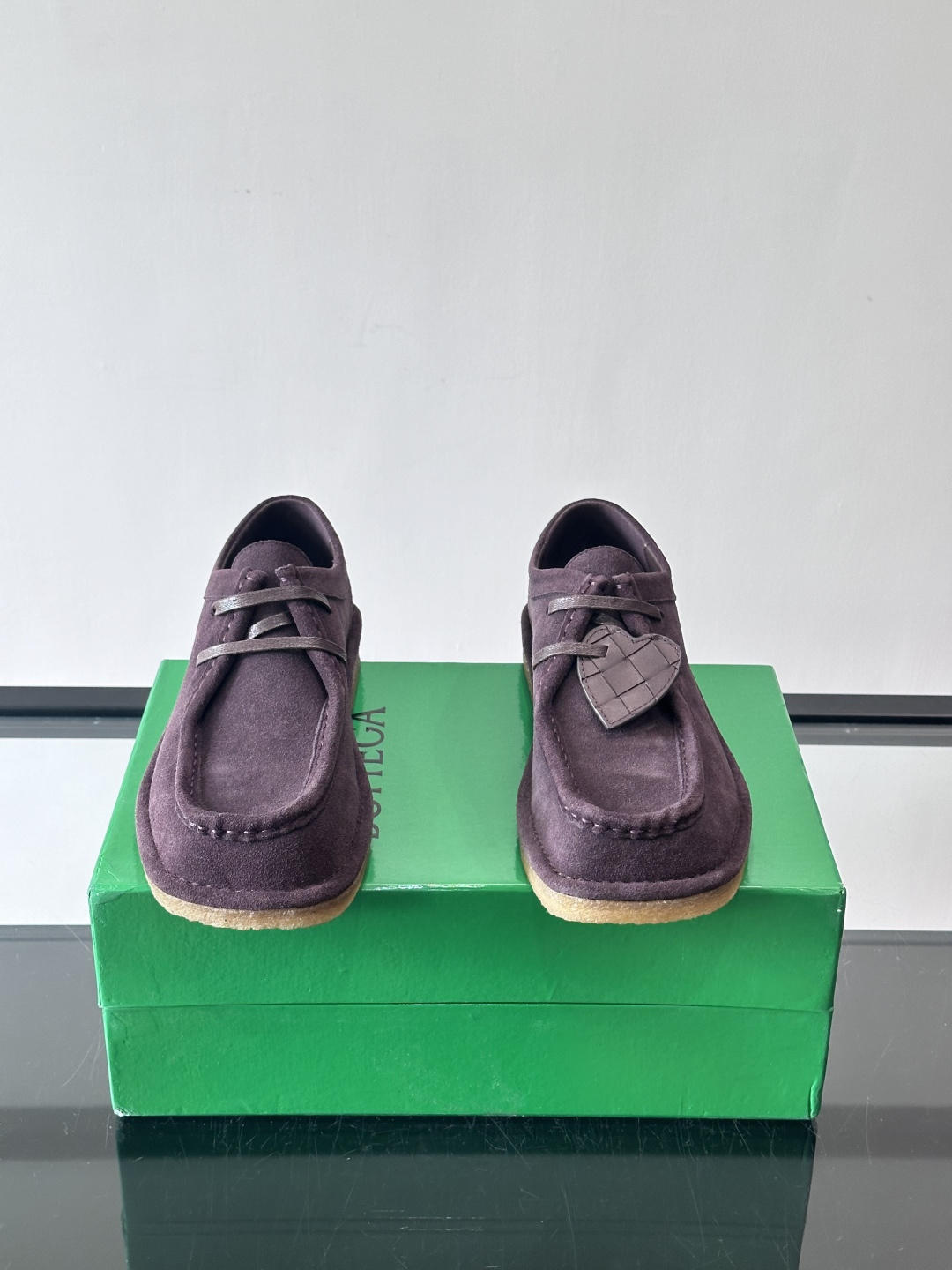 Bottega Veneta 情侣款👫薄底德比鞋🖤采用高品质绒面革，经典编织纹理低调又有质感。橡胶鞋底耐