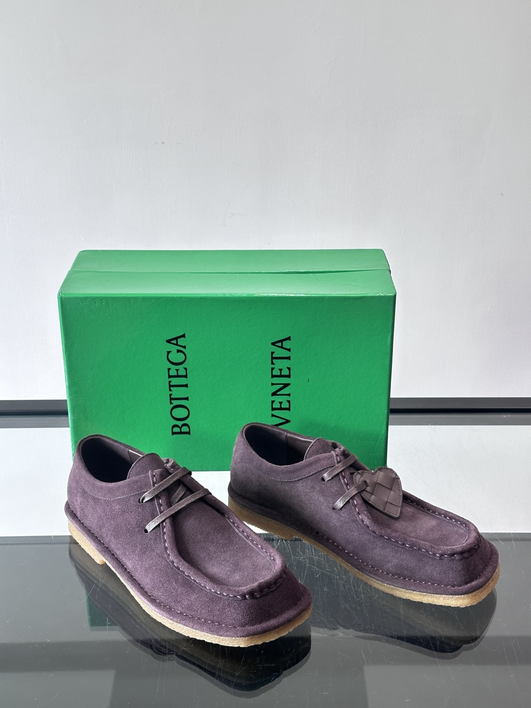 Bottega Veneta 情侣款👫薄底德比鞋🖤采用高品质绒面革，经典编织纹理低调又有质感。橡胶鞋底耐