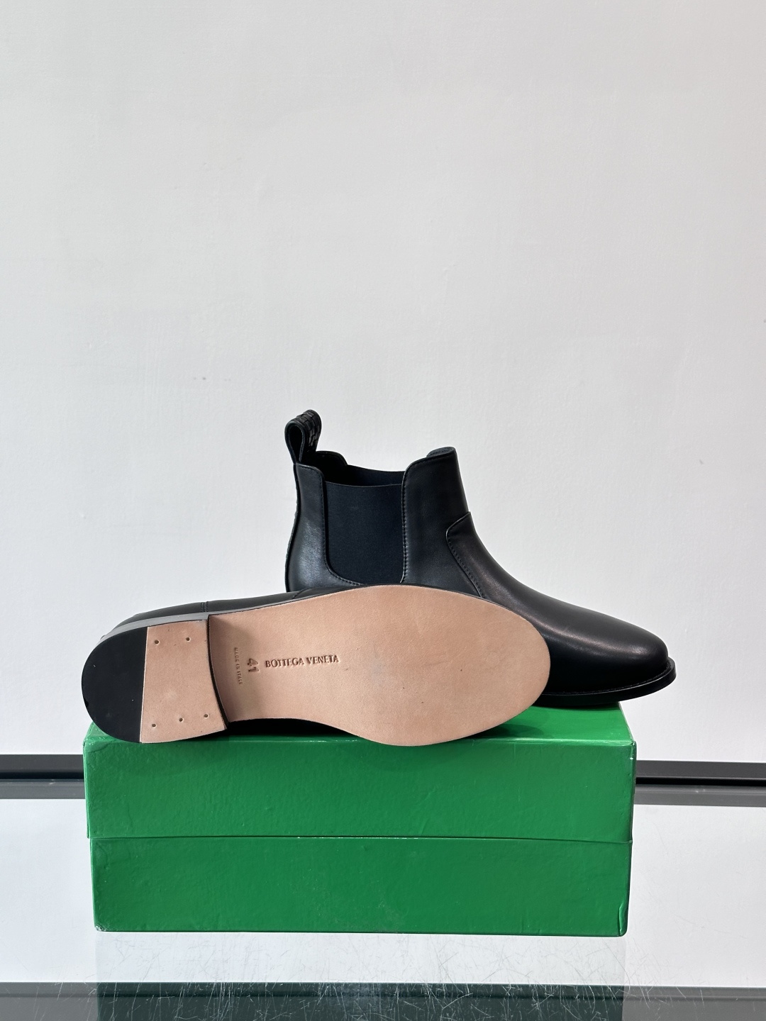 Bottega Veneta 情侣款👫切尔西靴Bottega Veneta这款黑色切尔西靴，选用优质小牛