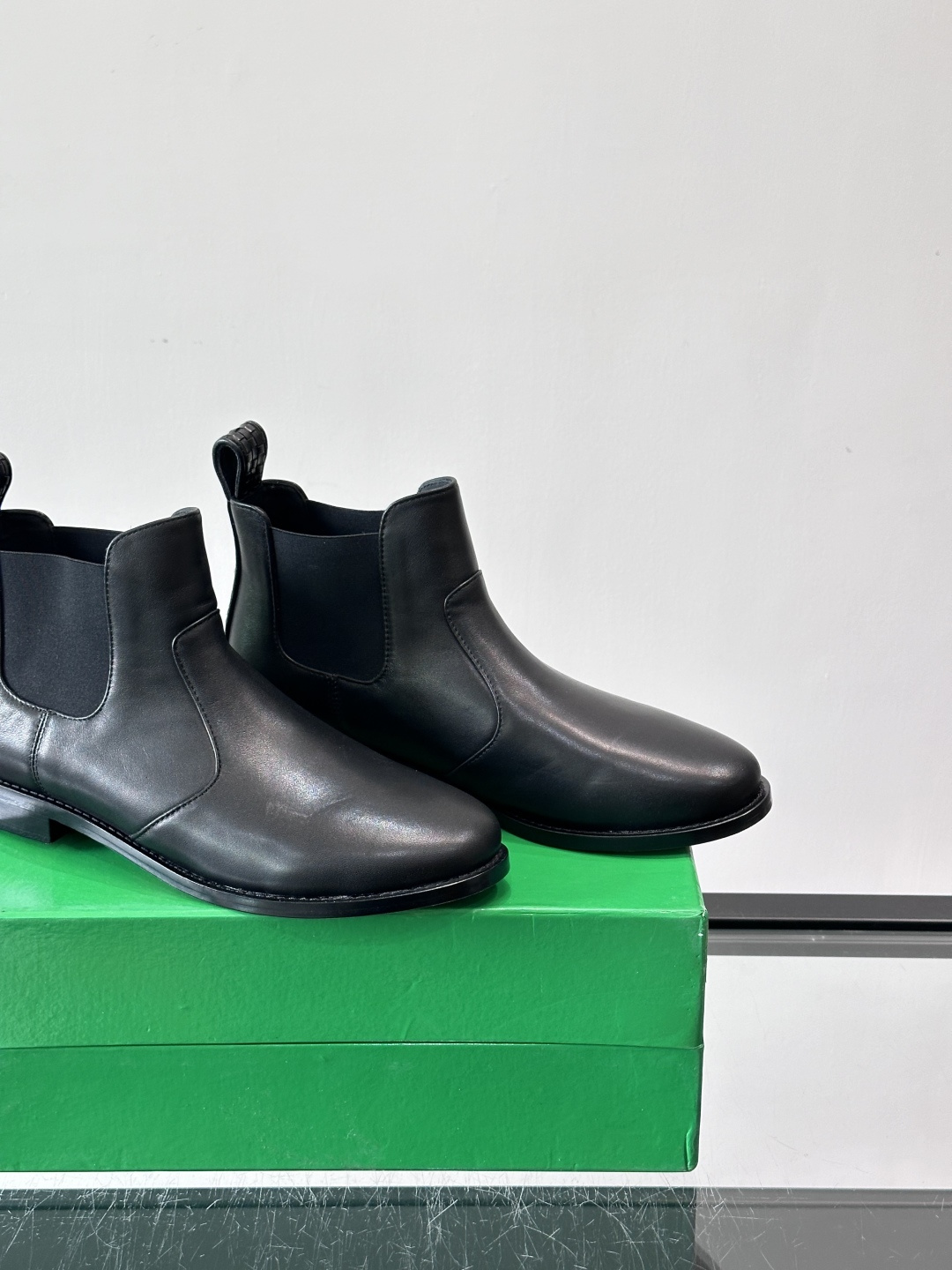 Bottega Veneta 情侣款👫切尔西靴Bottega Veneta这款黑色切尔西靴，选用优质小牛