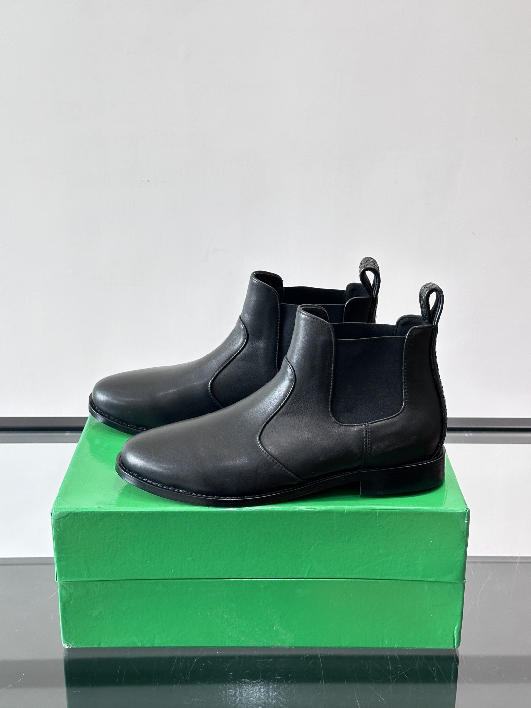 Bottega Veneta 情侣款👫切尔西靴Bottega Veneta这款黑色切尔西靴，选用优质小牛