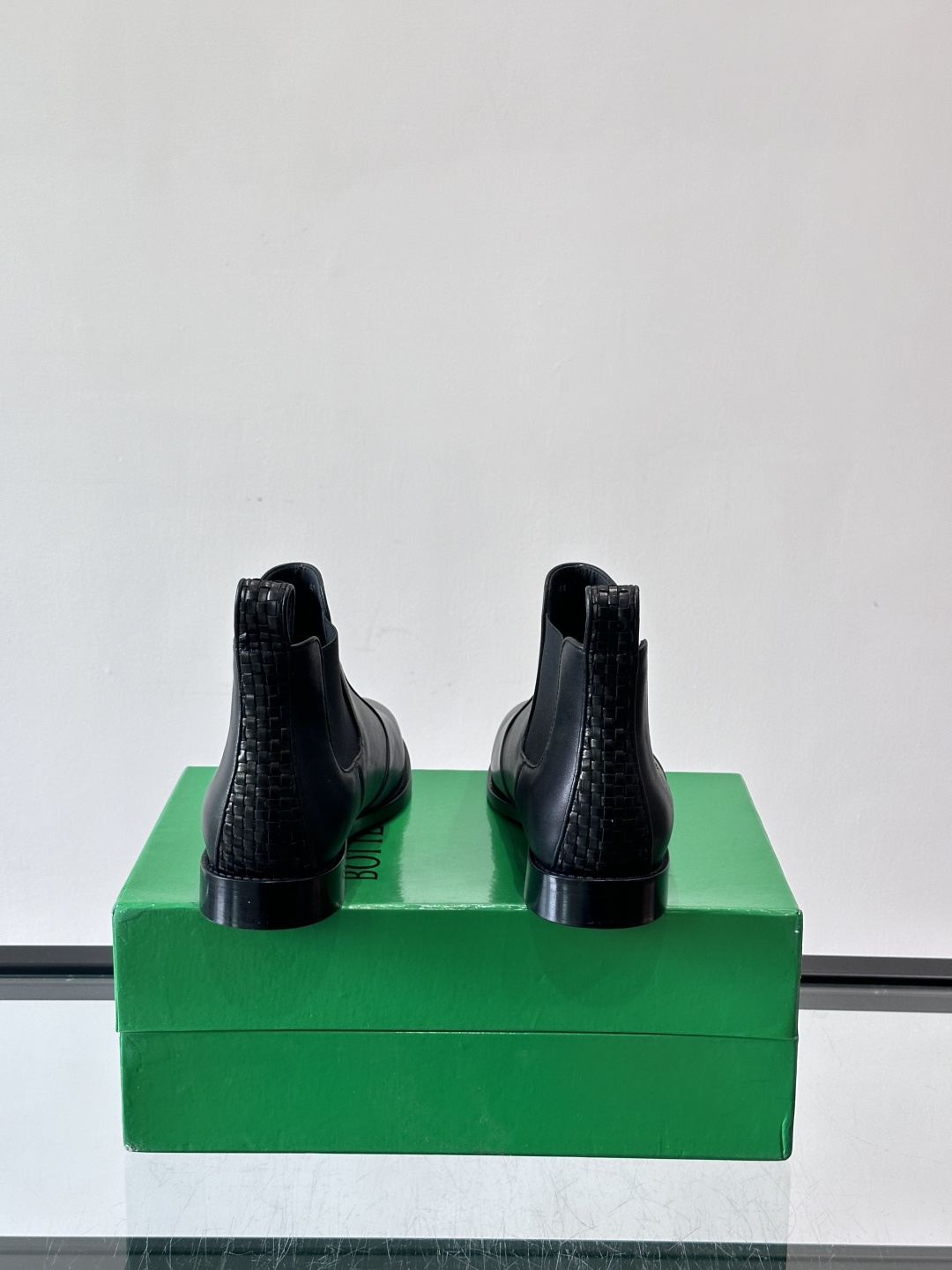 Bottega Veneta 情侣款👫切尔西靴Bottega Veneta这款黑色切尔西靴，选用优质小牛