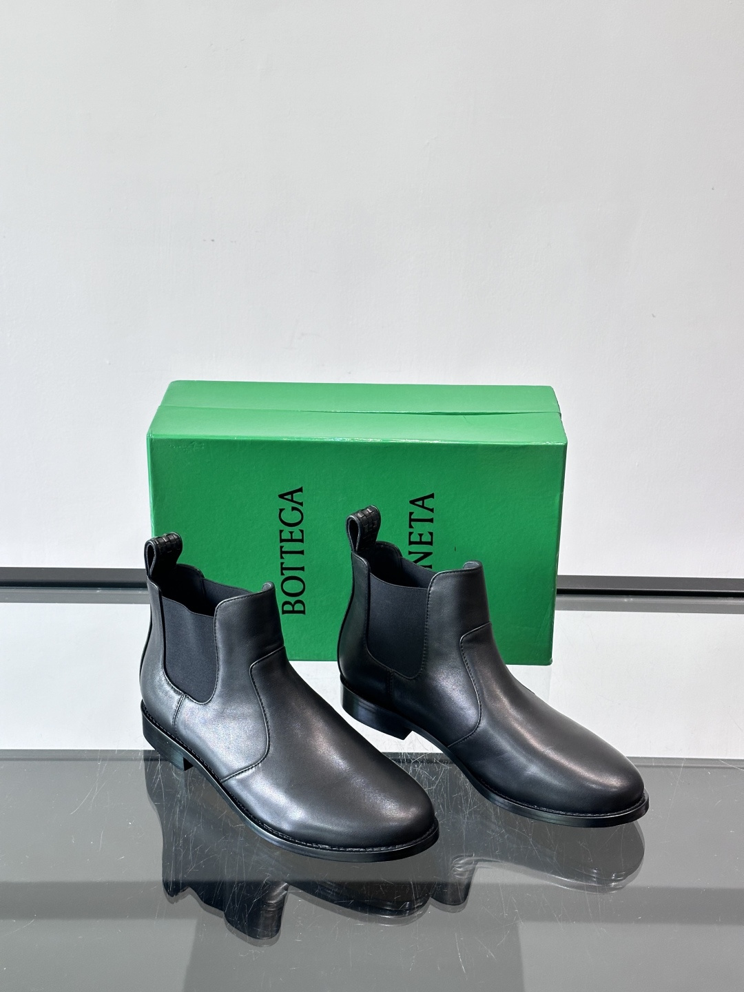 Bottega Veneta 情侣款👫切尔西靴Bottega Veneta这款黑色切尔西靴，选用优质小牛