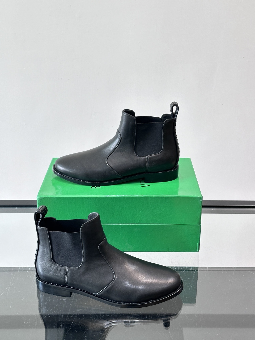 Bottega Veneta 情侣款👫切尔西靴Bottega Veneta这款黑色切尔西靴，选用优质小牛