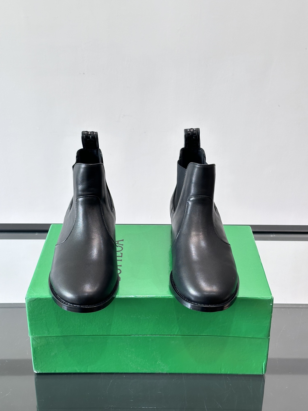 Bottega Veneta 情侣款👫切尔西靴Bottega Veneta这款黑色切尔西靴，选用优质小牛