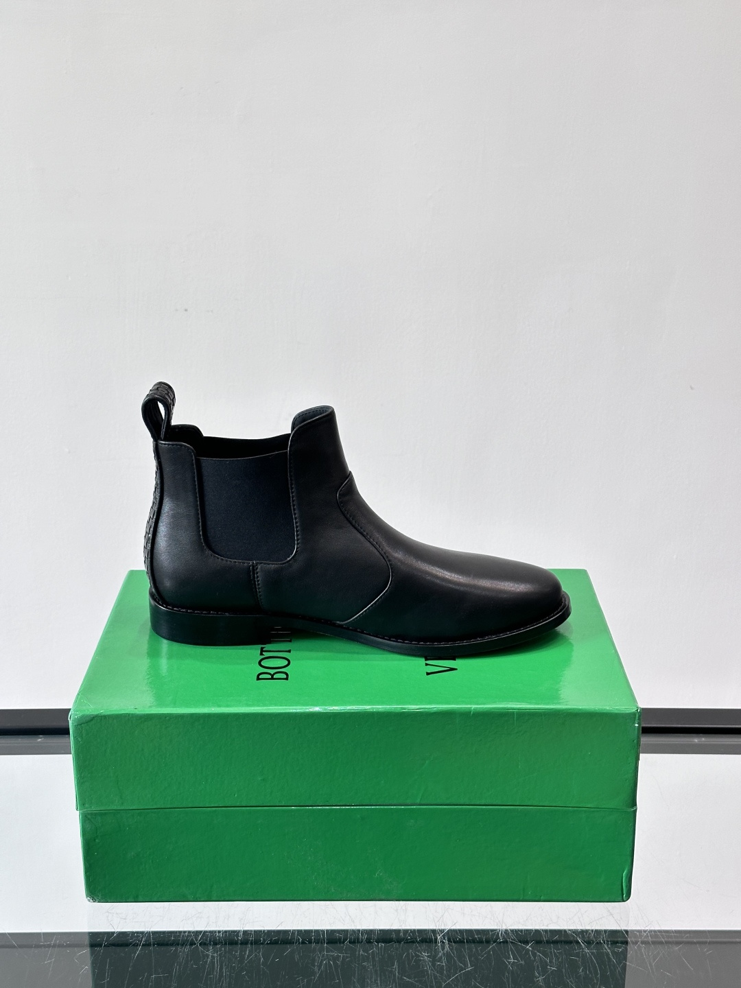 Bottega Veneta 情侣款👫切尔西靴Bottega Veneta这款黑色切尔西靴，选用优质小牛