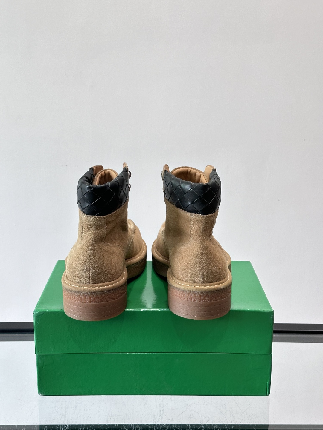 BV葆蝶家这款沙漠靴，绒面革+黑色菱格纹饰，辦识度超高！厚底设计有增高效果，穿着舒适又时髦。鞋面双线缝制