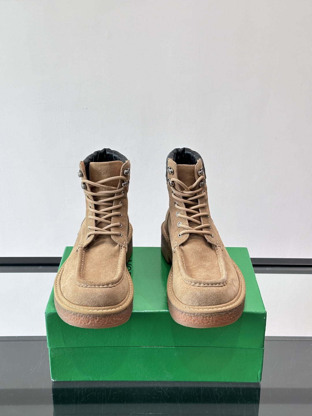 BV葆蝶家这款沙漠靴，绒面革+黑色菱格纹饰，辦识度超高！厚底设计有增高效果，穿着舒适又时髦。鞋面双线缝制