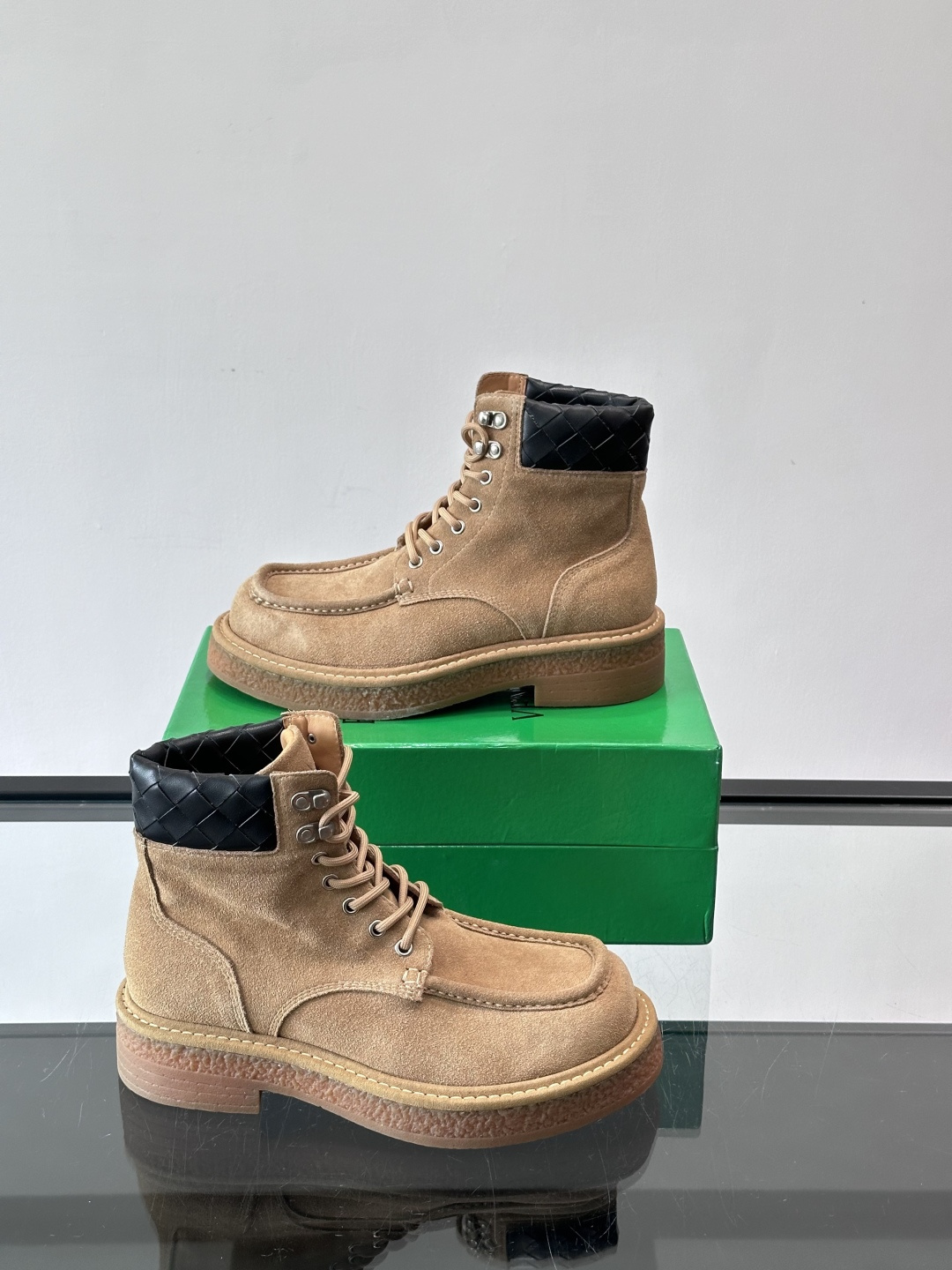 BV葆蝶家这款沙漠靴，绒面革+黑色菱格纹饰，辦识度超高！厚底设计有增高效果，穿着舒适又时髦。鞋面双线缝制