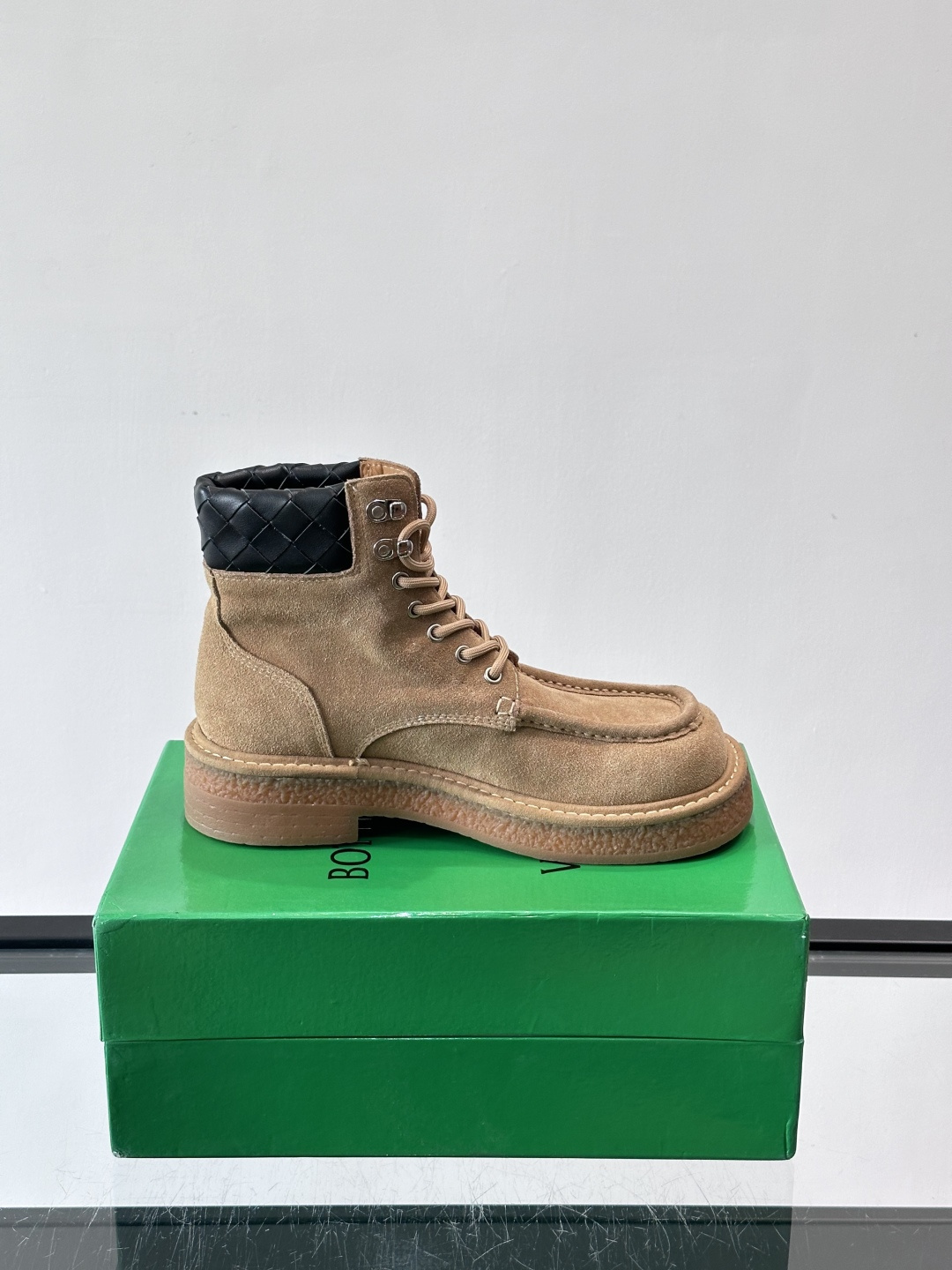 BV葆蝶家这款沙漠靴，绒面革+黑色菱格纹饰，辦识度超高！厚底设计有增高效果，穿着舒适又时髦。鞋面双线缝制