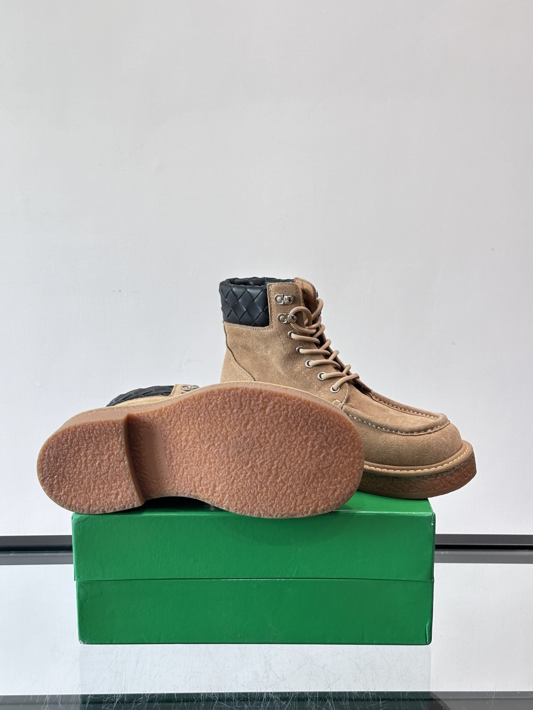 BV葆蝶家这款沙漠靴，绒面革+黑色菱格纹饰，辦识度超高！厚底设计有增高效果，穿着舒适又时髦。鞋面双线缝制