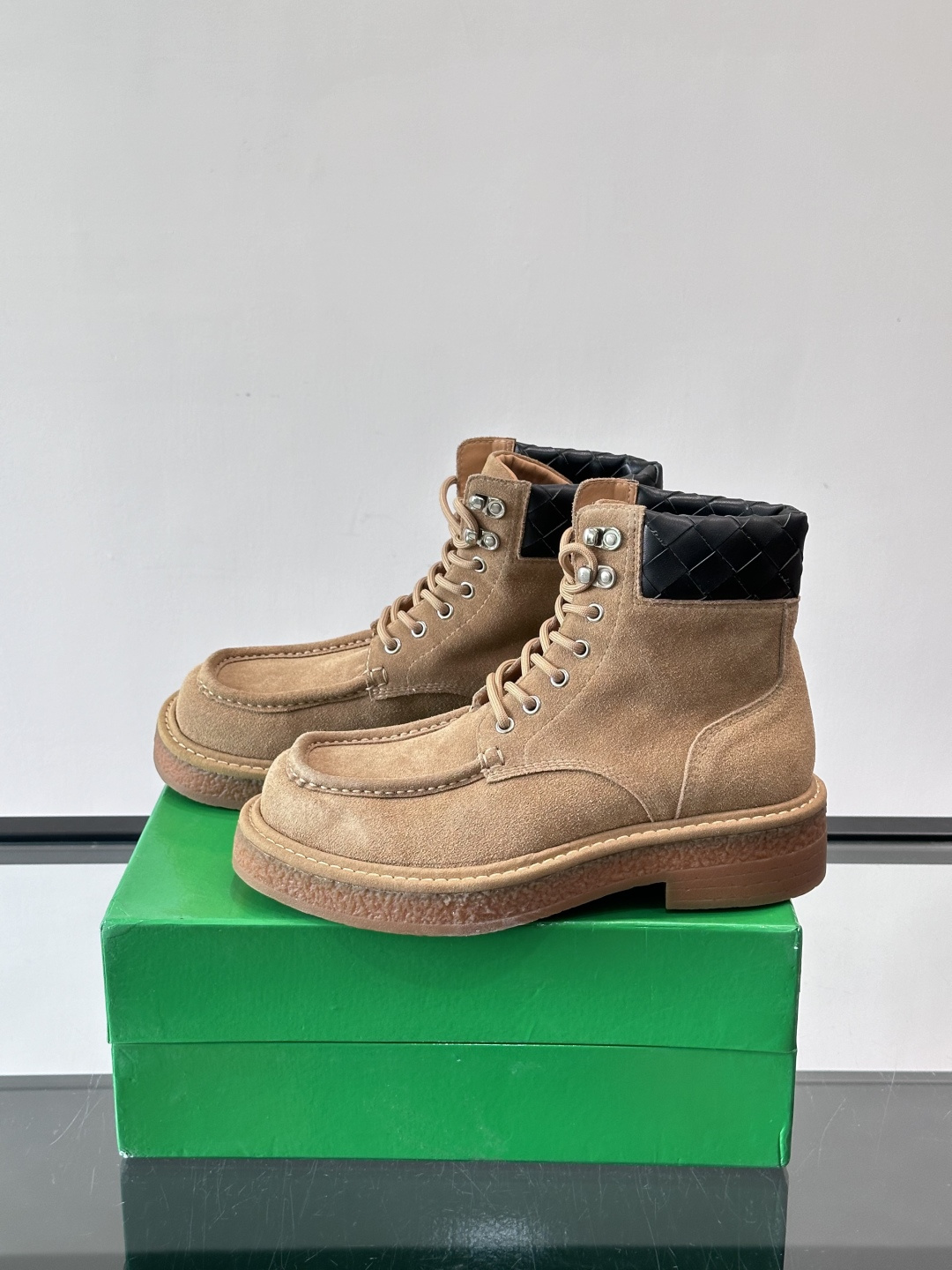 BV葆蝶家这款沙漠靴，绒面革+黑色菱格纹饰，辦识度超高！厚底设计有增高效果，穿着舒适又时髦。鞋面双线缝制