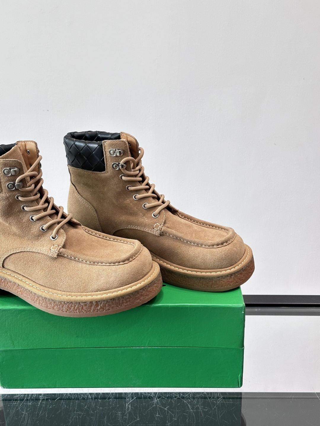 BV葆蝶家这款沙漠靴，绒面革+黑色菱格纹饰，辦识度超高！厚底设计有增高效果，穿着舒适又时髦。鞋面双线缝制