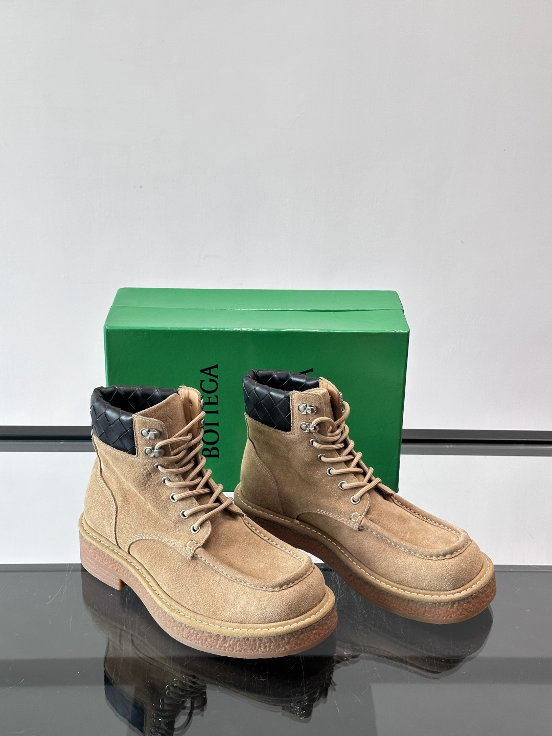 BV葆蝶家这款沙漠靴，绒面革+黑色菱格纹饰，辦识度超高！厚底设计有增高效果，穿着舒适又时髦。鞋面双线缝制