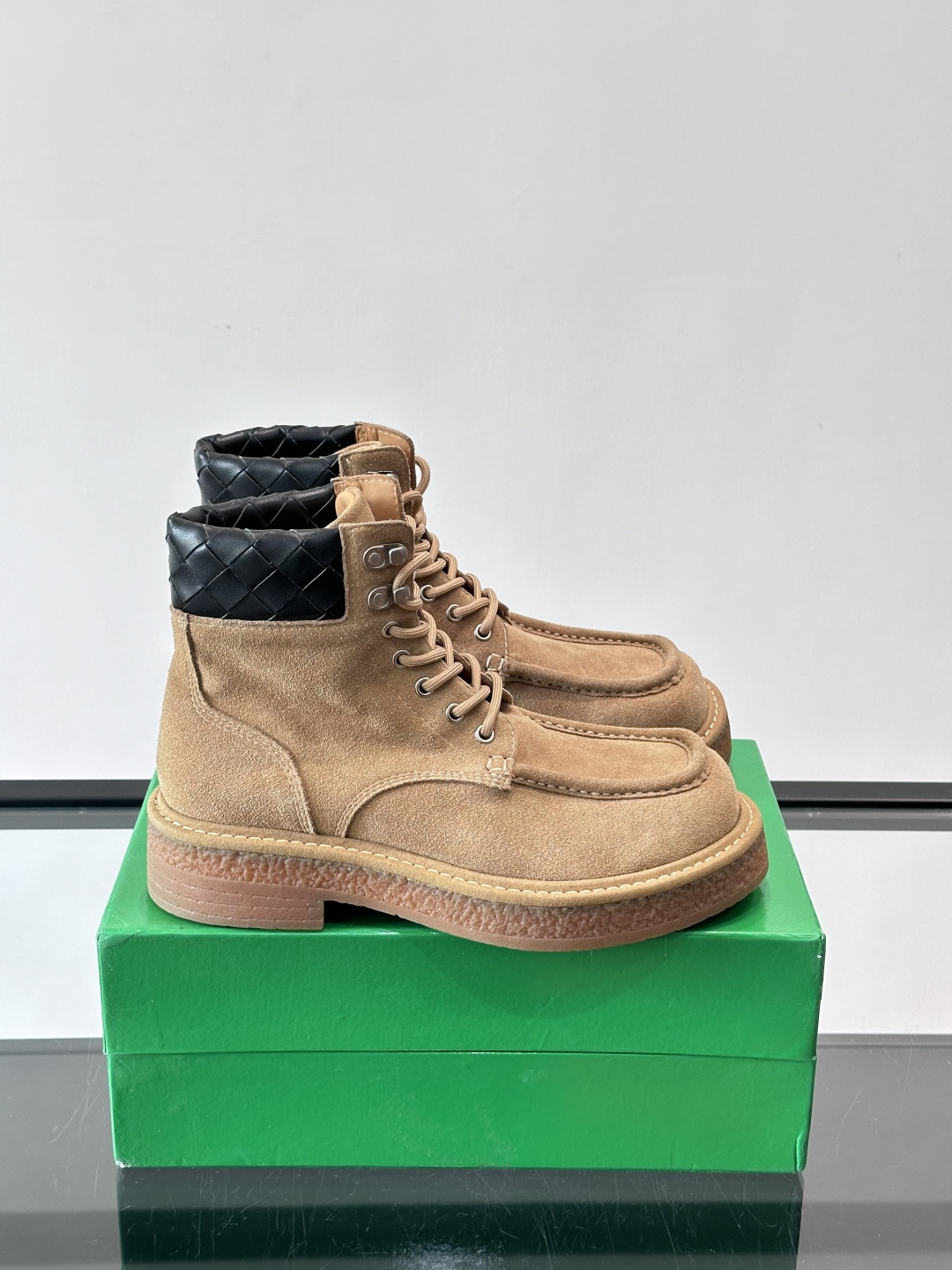 BV葆蝶家这款沙漠靴，绒面革+黑色菱格纹饰，辦识度超高！厚底设计有增高效果，穿着舒适又时髦。鞋面双线缝制