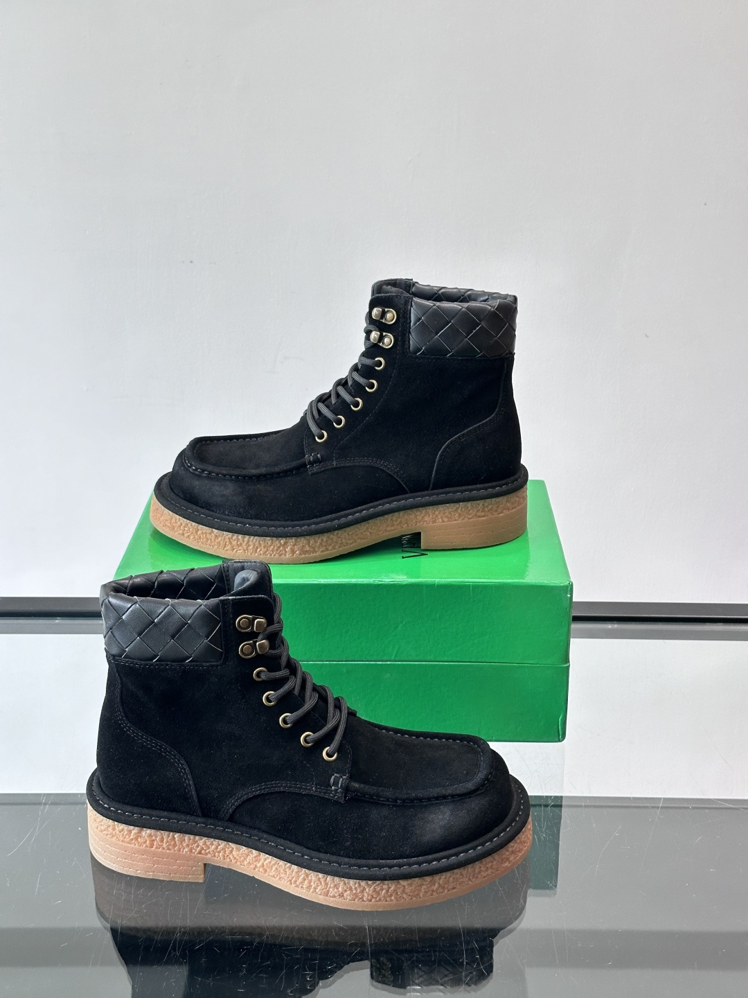 BV葆蝶家这款沙漠靴，绒面革+黑色菱格纹饰，辦识度超高！厚底设计有增高效果，穿着舒适又时髦。鞋面双线缝制