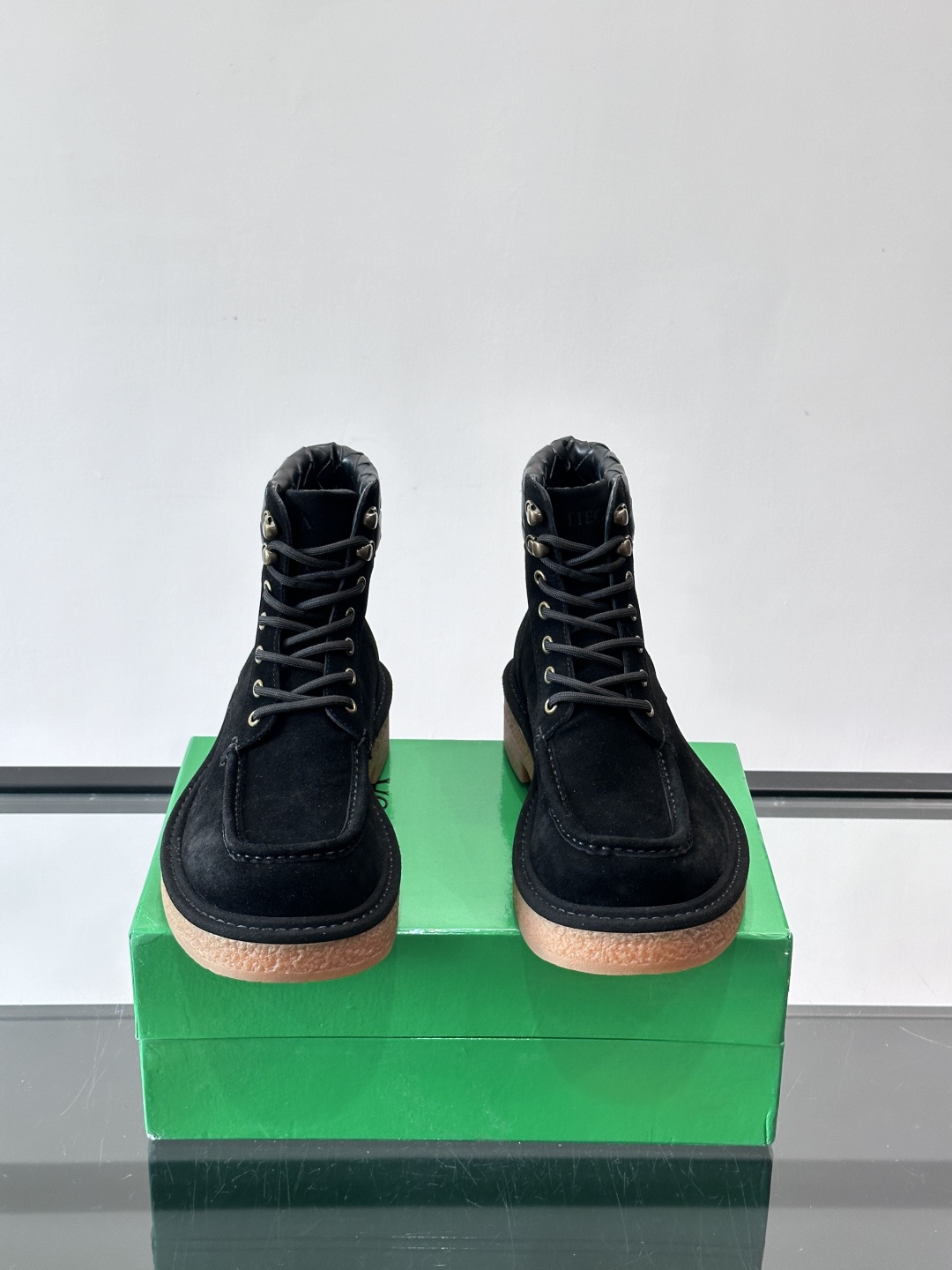 BV葆蝶家这款沙漠靴，绒面革+黑色菱格纹饰，辦识度超高！厚底设计有增高效果，穿着舒适又时髦。鞋面双线缝制