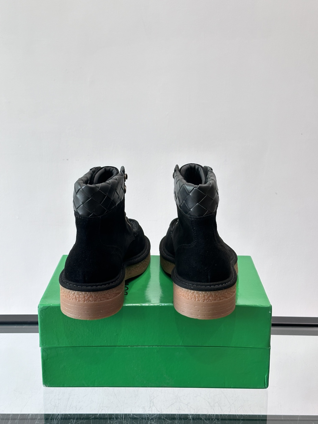 BV葆蝶家这款沙漠靴，绒面革+黑色菱格纹饰，辦识度超高！厚底设计有增高效果，穿着舒适又时髦。鞋面双线缝制