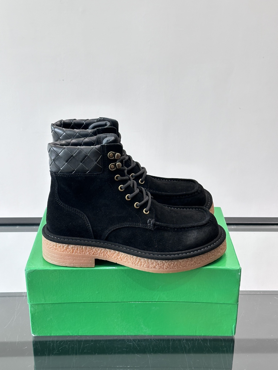 NO:620605,BV Bottega Veneta's desert boots, made of suede + black diamond pattern, are very recognizable! The thick-soled design has a heightening effect, making it comfortable and fashionable to wear. The upper is double-stitched with exquisite details, and the rubber outsole is wear-resistant and non-slip. It can be easily used for daily commuting or outdoor use. It is a combination of retro and modern, versatile and suitable for any occasion. It is really stylish to wear in autumn and winter! , size female 35-39 (customized at 40), male 39-44 (customized at 38.45), BV leather shoes, bottega veneta, bottega veneta, boots19860909BV葆蝶家这款沙漠靴,绒面革+黑色菱格纹饰,辦识度超高！厚底设计有增高效果,穿着舒适又时髦.鞋面双线缝制,细节精致,橡胶外底耐磨防滑,日常通勤or户外都能轻松驾驭～复古与现代结合,百搭不挑场合,秋冬穿它真的很有型！ ,size女35-39（40定做）,男39-44（38.45定做）,BV皮鞋,bottega veneta,bottega veneta,boots,Men's shoes