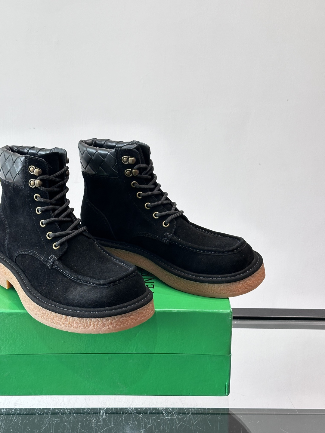 BV葆蝶家这款沙漠靴，绒面革+黑色菱格纹饰，辦识度超高！厚底设计有增高效果，穿着舒适又时髦。鞋面双线缝制