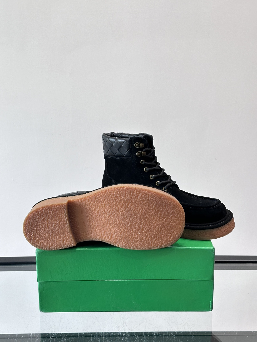 BV葆蝶家这款沙漠靴，绒面革+黑色菱格纹饰，辦识度超高！厚底设计有增高效果，穿着舒适又时髦。鞋面双线缝制