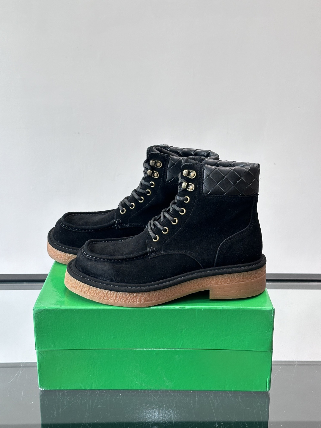 BV葆蝶家这款沙漠靴，绒面革+黑色菱格纹饰，辦识度超高！厚底设计有增高效果，穿着舒适又时髦。鞋面双线缝制