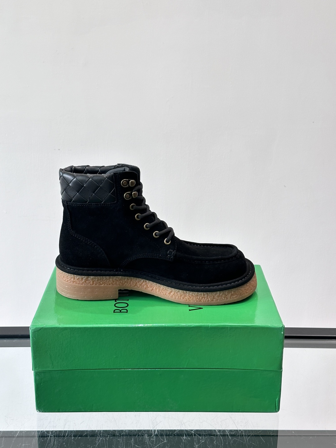 BV葆蝶家这款沙漠靴，绒面革+黑色菱格纹饰，辦识度超高！厚底设计有增高效果，穿着舒适又时髦。鞋面双线缝制