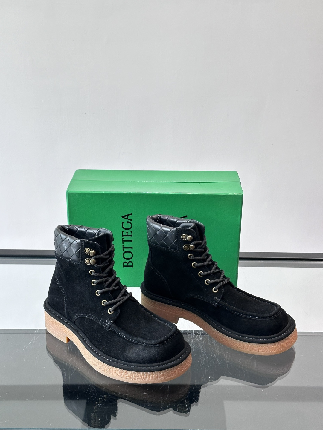 BV葆蝶家这款沙漠靴，绒面革+黑色菱格纹饰，辦识度超高！厚底设计有增高效果，穿着舒适又时髦。鞋面双线缝制