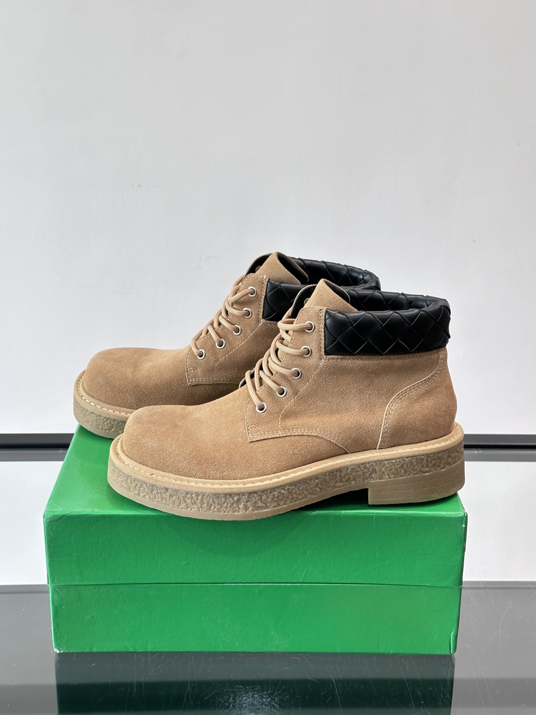 Bottega Veneta W24系列土星色工装靴，绒面麂皮材质，超有质感！鞋口黑色菱格纹编织细节，品
