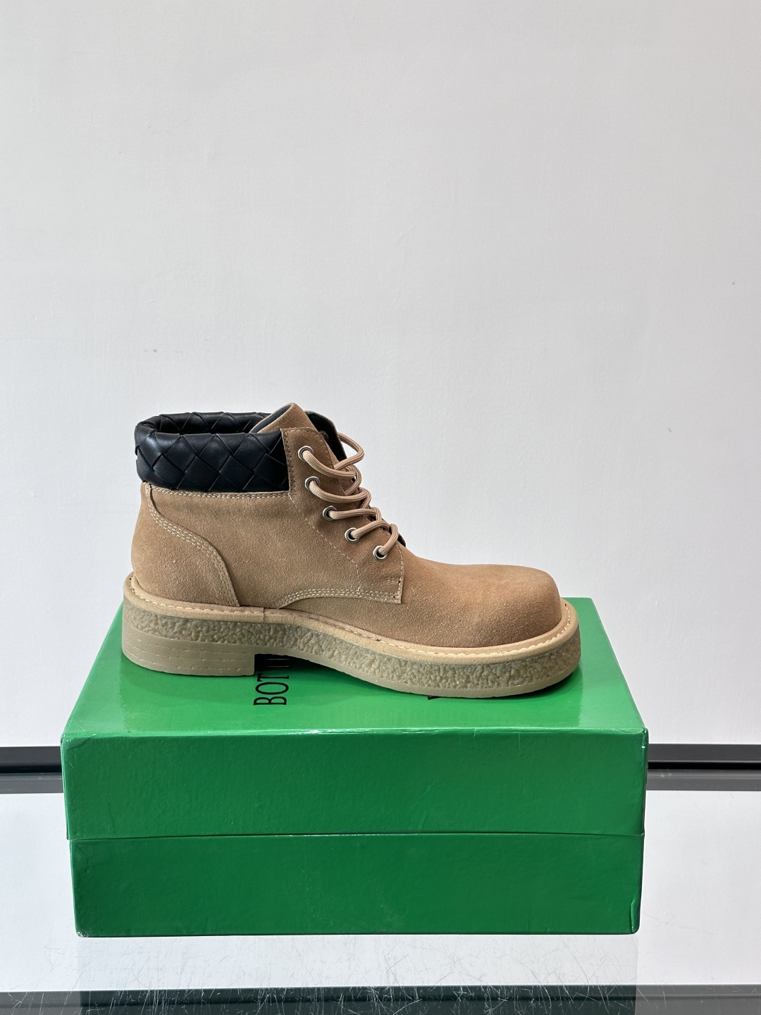 Bottega Veneta W24系列土星色工装靴，绒面麂皮材质，超有质感！鞋口黑色菱格纹编织细节，品