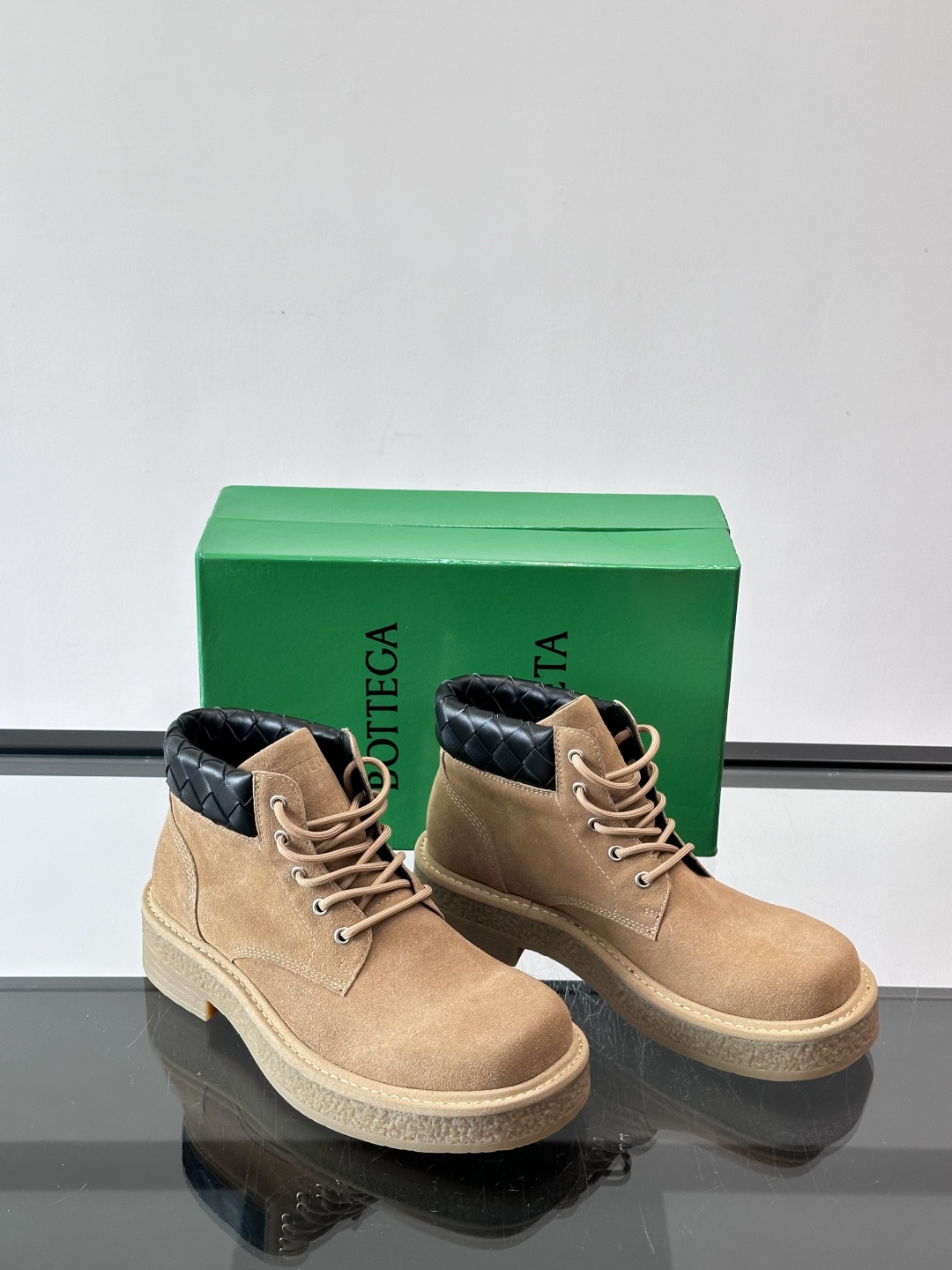 Bottega Veneta W24系列土星色工装靴，绒面麂皮材质，超有质感！鞋口黑色菱格纹编织细节，品