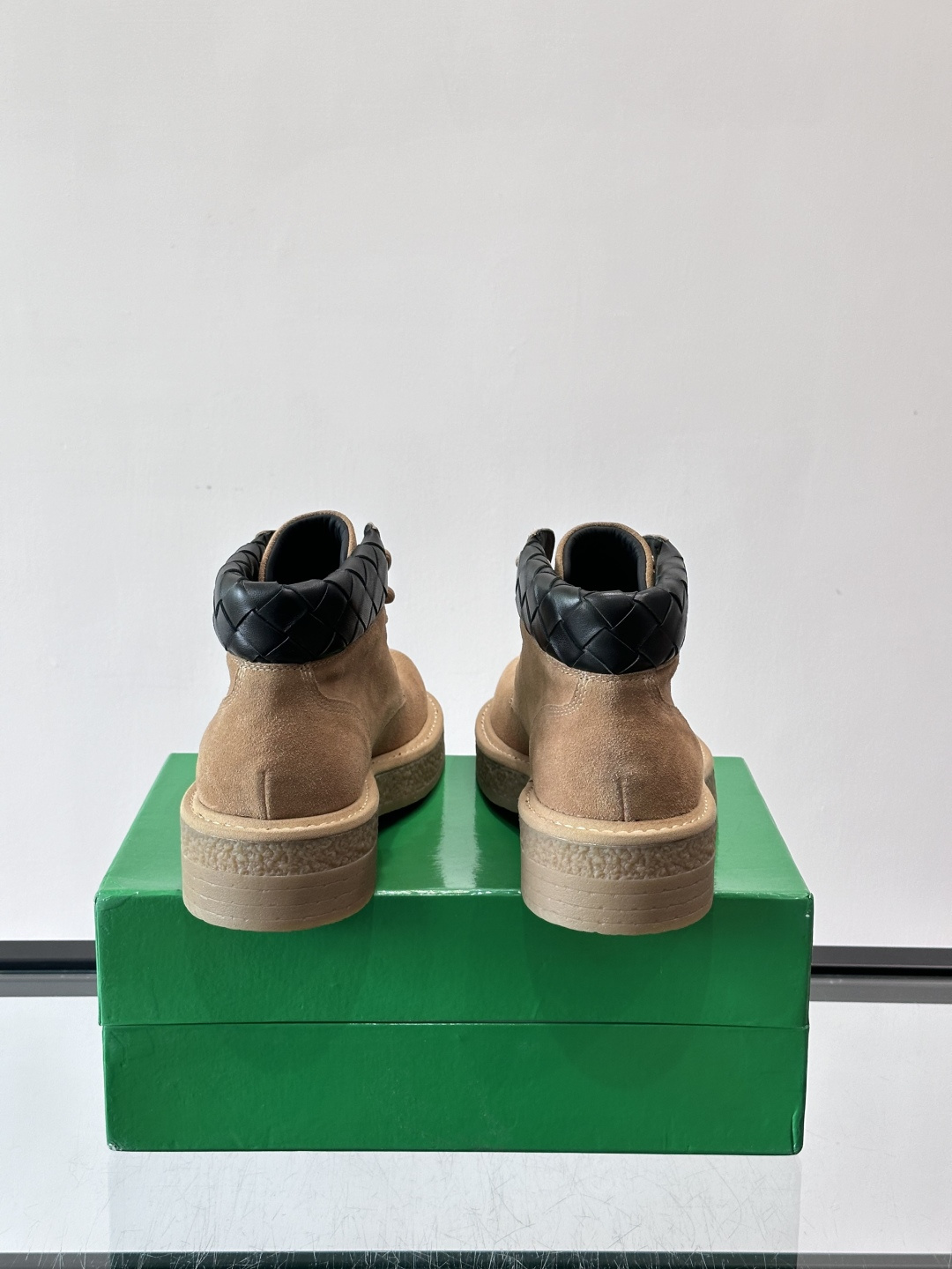 Bottega Veneta W24系列土星色工装靴，绒面麂皮材质，超有质感！鞋口黑色菱格纹编织细节，品