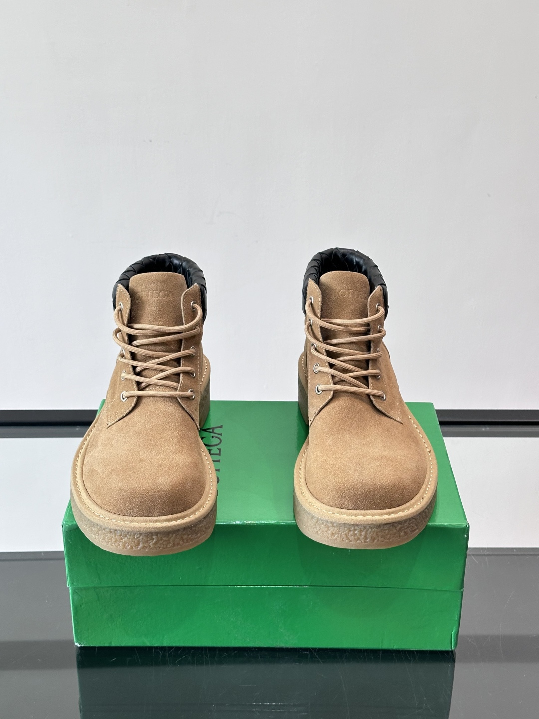 Bottega Veneta W24系列土星色工装靴，绒面麂皮材质，超有质感！鞋口黑色菱格纹编织细节，品