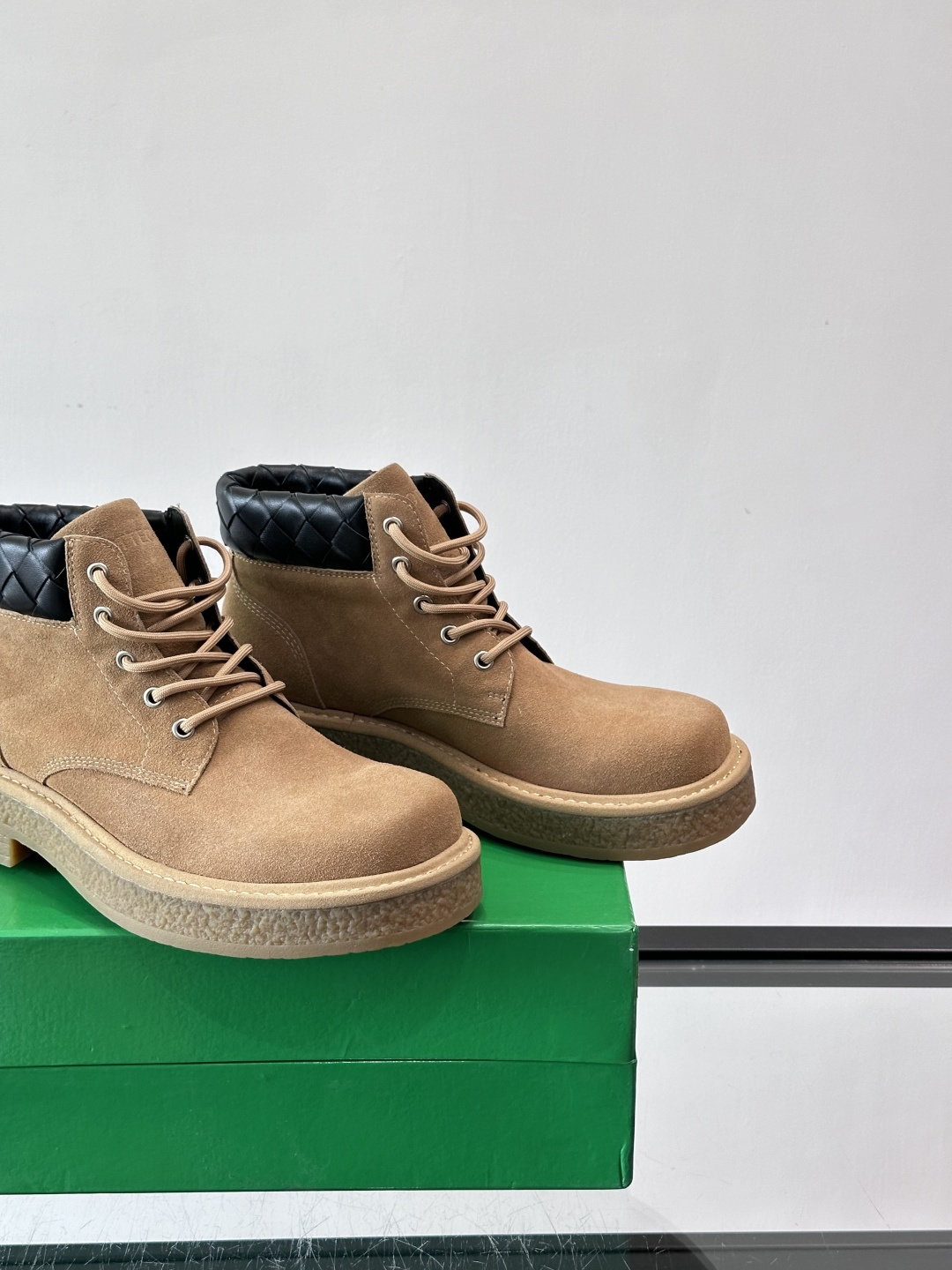 Bottega Veneta W24系列土星色工装靴，绒面麂皮材质，超有质感！鞋口黑色菱格纹编织细节，品