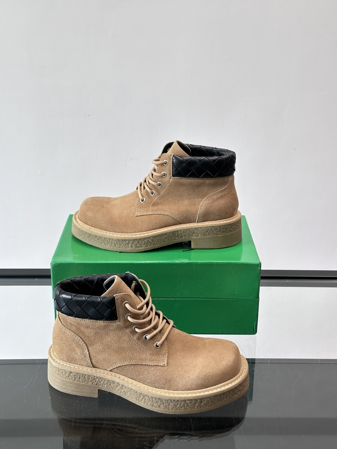 Bottega Veneta W24系列土星色工装靴，绒面麂皮材质，超有质感！鞋口黑色菱格纹编织细节，品
