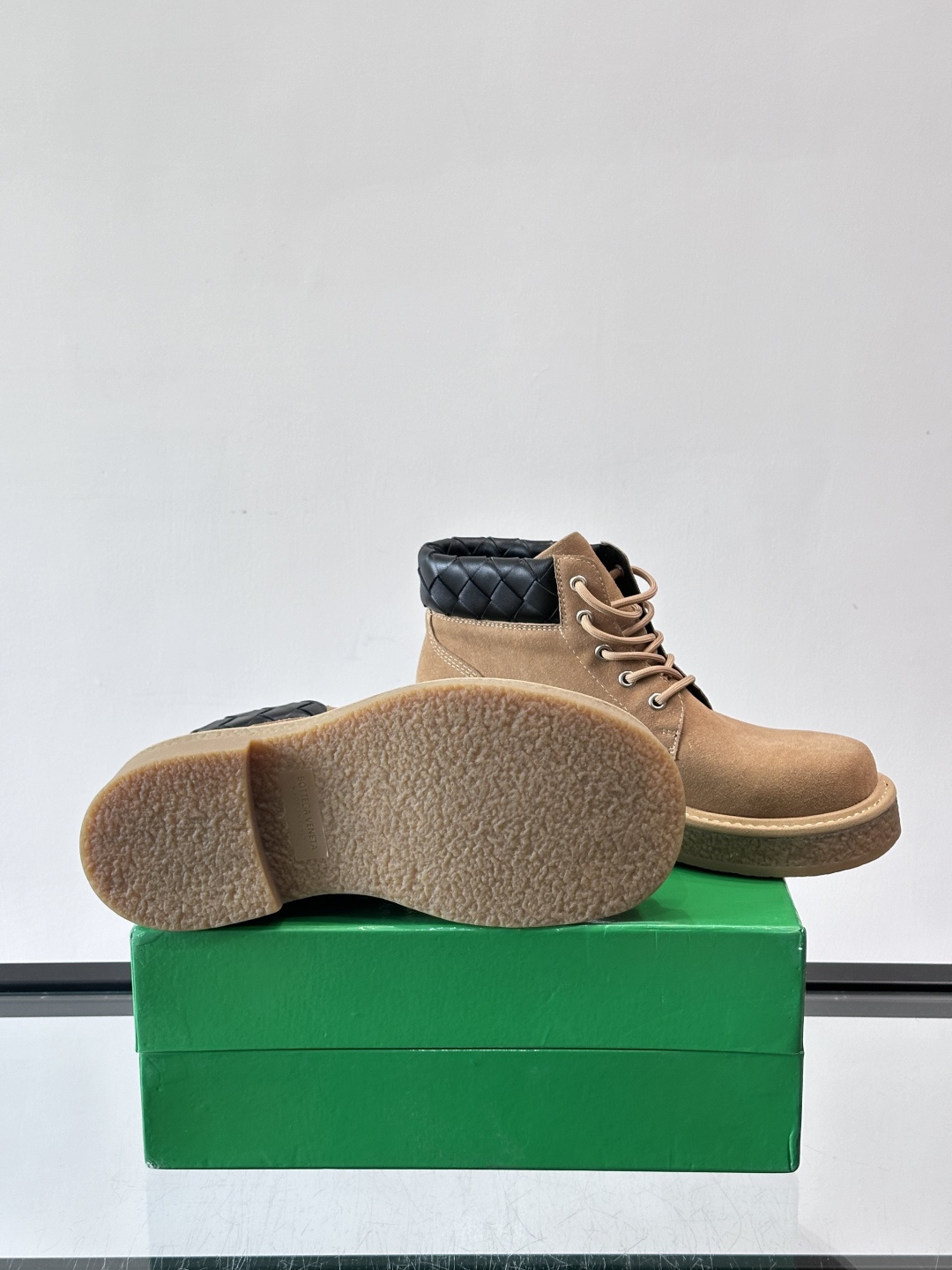 Bottega Veneta W24系列土星色工装靴，绒面麂皮材质，超有质感！鞋口黑色菱格纹编织细节，品