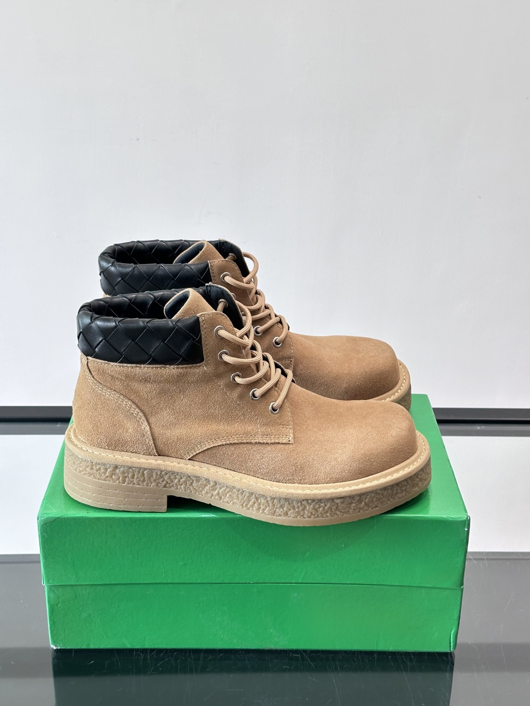 Bottega Veneta W24系列土星色工装靴，绒面麂皮材质，超有质感！鞋口黑色菱格纹编织细节，品