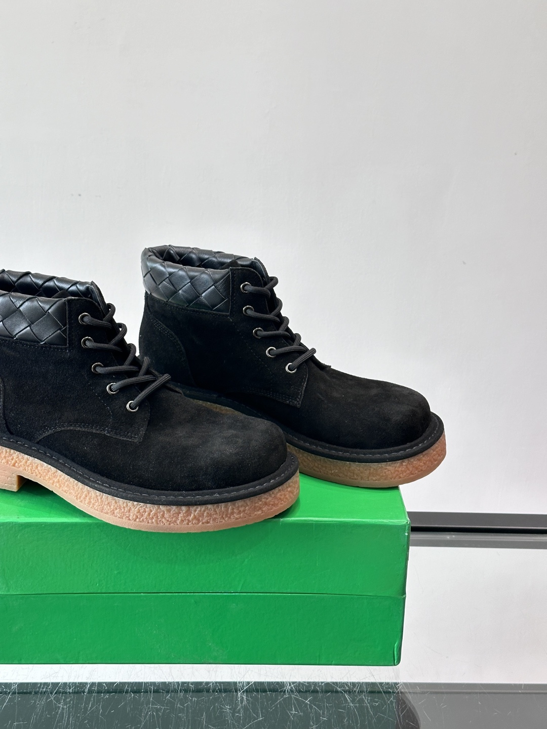 Bottega Veneta W24系列土星色工装靴，绒面麂皮材质，超有质感！鞋口黑色菱格纹编织细节，品