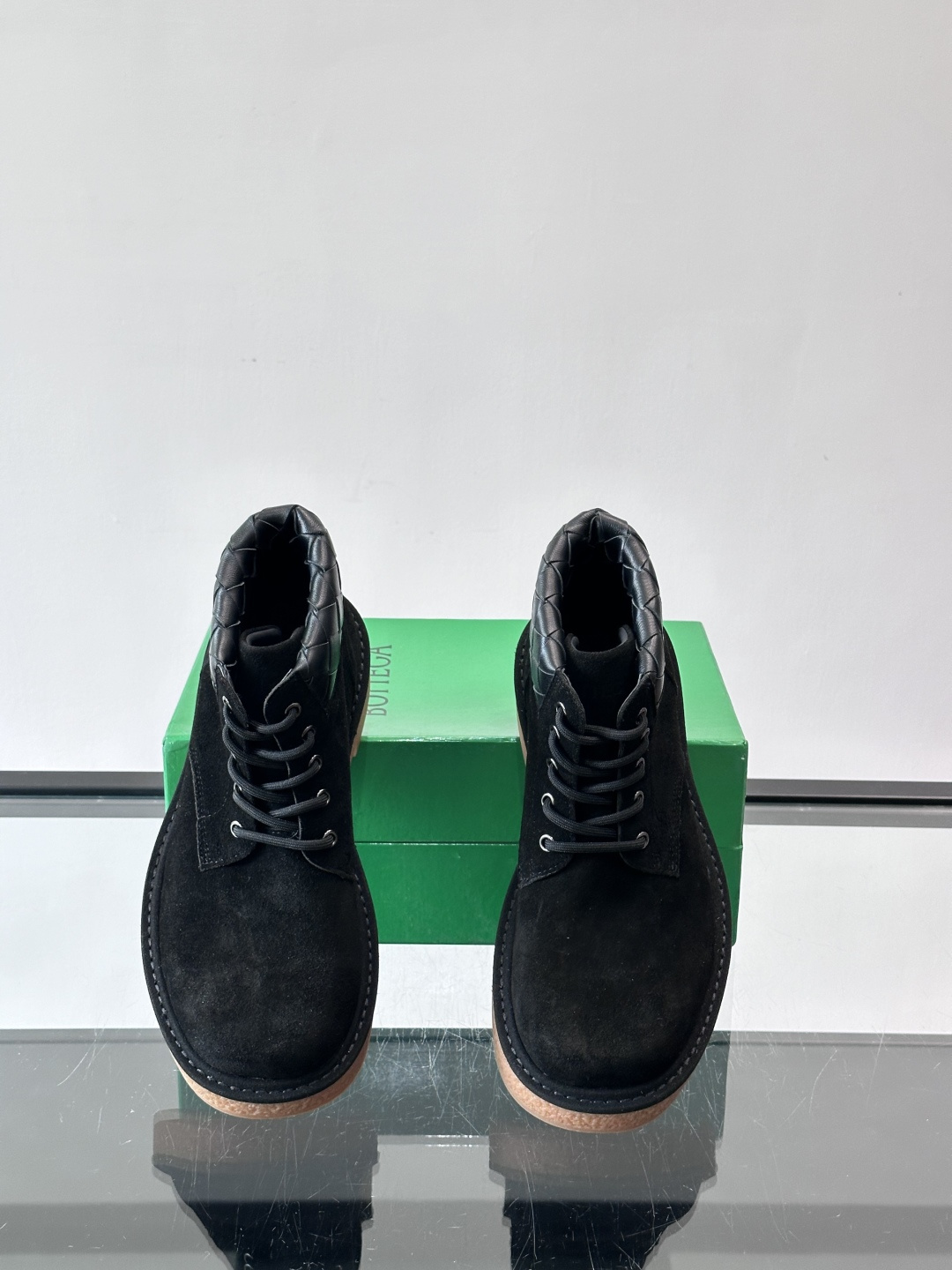 Bottega Veneta W24系列土星色工装靴，绒面麂皮材质，超有质感！鞋口黑色菱格纹编织细节，品