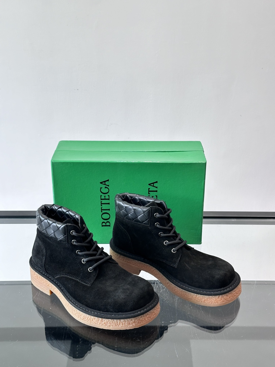 Bottega Veneta W24系列土星色工装靴，绒面麂皮材质，超有质感！鞋口黑色菱格纹编织细节，品