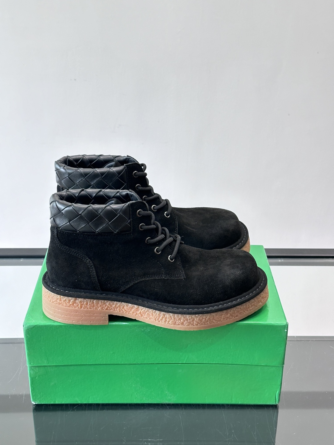 NO:620610,Bottega Veneta W24 series Saturn color work boots, made of suede, super textured!  The black rhombus weaving details on the shoe collar give perfect brand recognition. The thick sole design is about 4cm invisible, which is comfortable and makes your legs longer. The retro workwear style is a must-have for autumn and winter. It can be easily worn whether it is casual or formal, fashionable and practical!  , size female 35-39 (customized at 40). male 39-44 (customized at 38.45), BV leather shoes, bottega veneta, bottega veneta, boots, chamois leather19860909Bottega Veneta W24系列土星色工装靴,绒面麂皮材质,超有质感！鞋口黑色菱格纹编织细节,品牌辨识度满分.厚底设计约4cm隐形增高,舒适又显腿长.复古工装风,秋冬穿搭必备,无论休闲还是正式都能轻松驾驭,时髦又实用！ ,size女35-39（40定做）.男39-44（38.45定做）,BV皮鞋,bottega veneta,bottega veneta,boots,chamois leather,Men's shoes