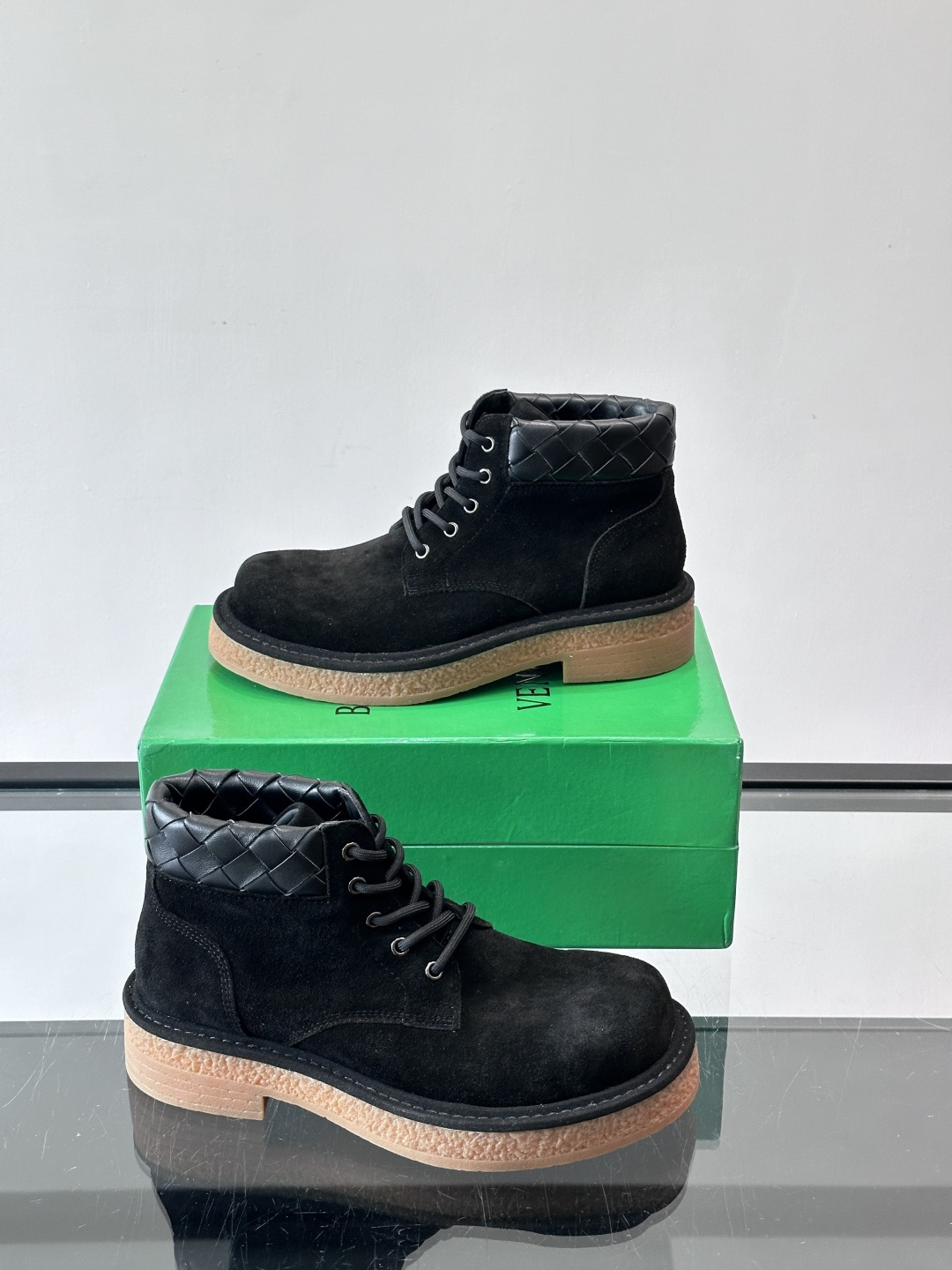 Bottega Veneta W24系列土星色工装靴，绒面麂皮材质，超有质感！鞋口黑色菱格纹编织细节，品